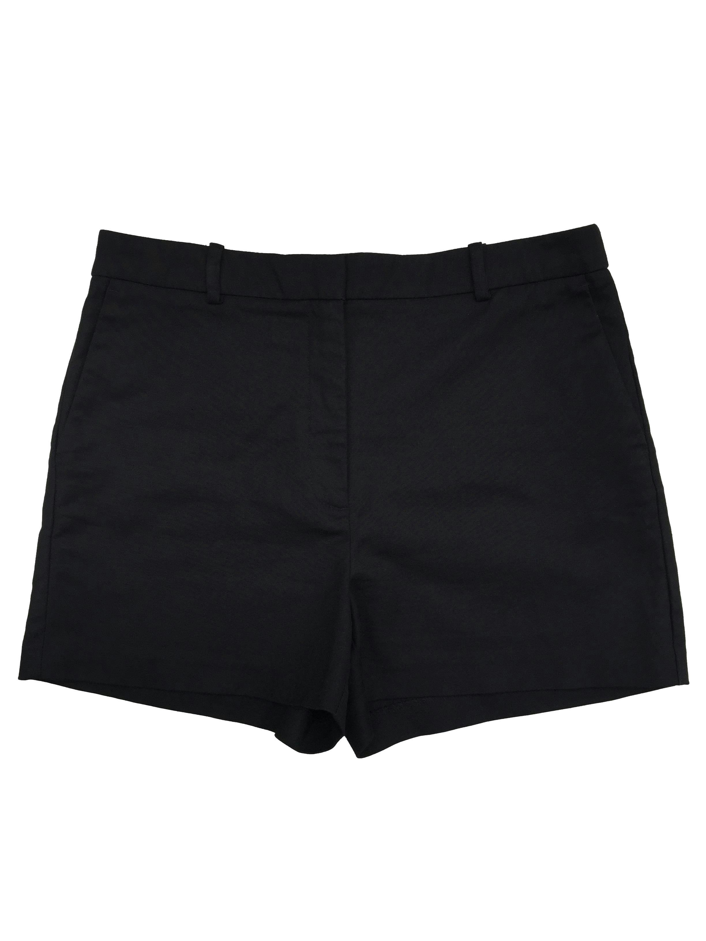 Short Zara negro 97% algodón, cierre invisible, precintos para cinturón. Cintura 84cm, Tiro 31cm, Largo 37cm.