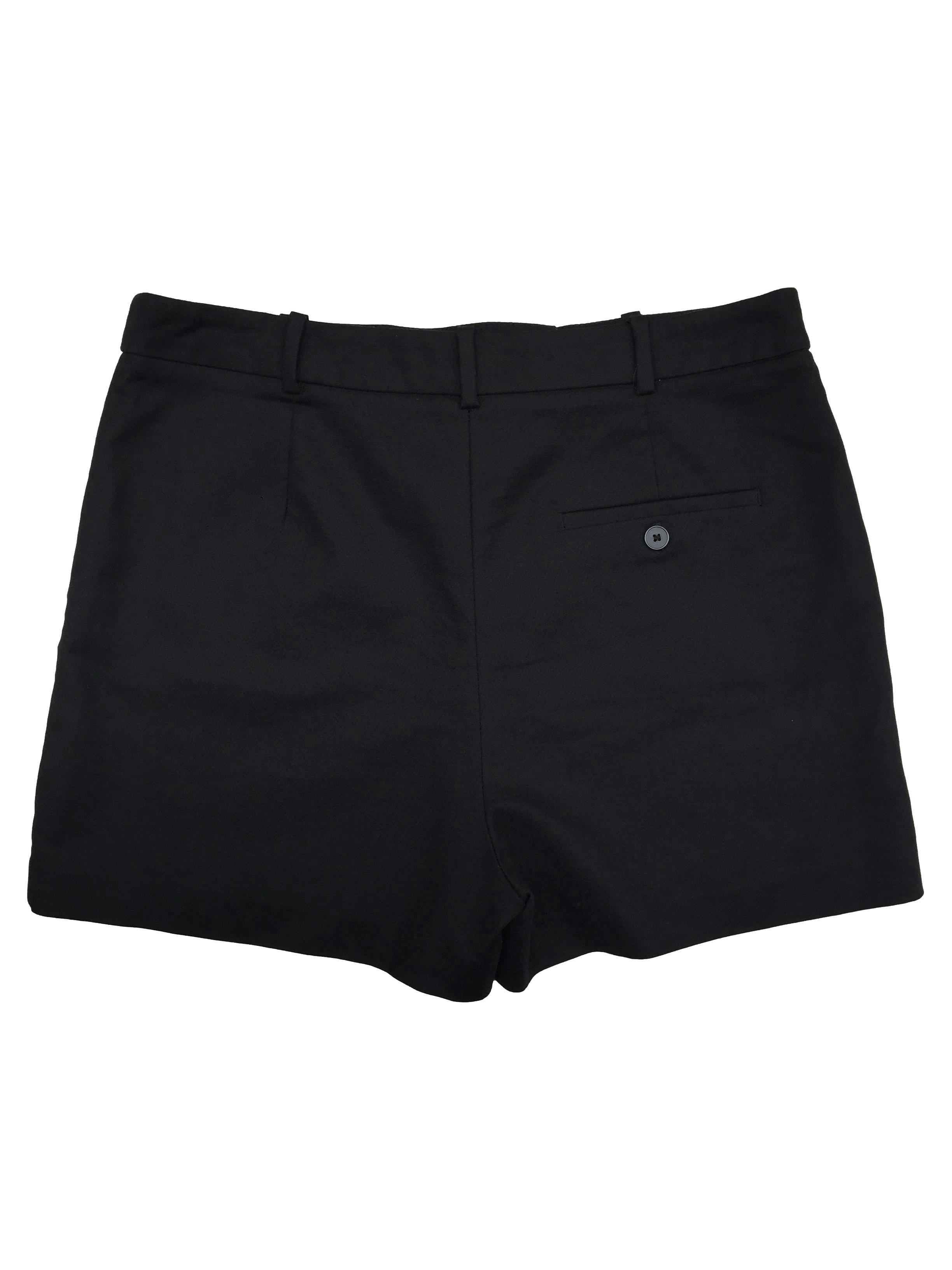 Short Zara negro 97% algodón, cierre invisible, precintos para cinturón. Cintura 84cm, Tiro 31cm, Largo 37cm.