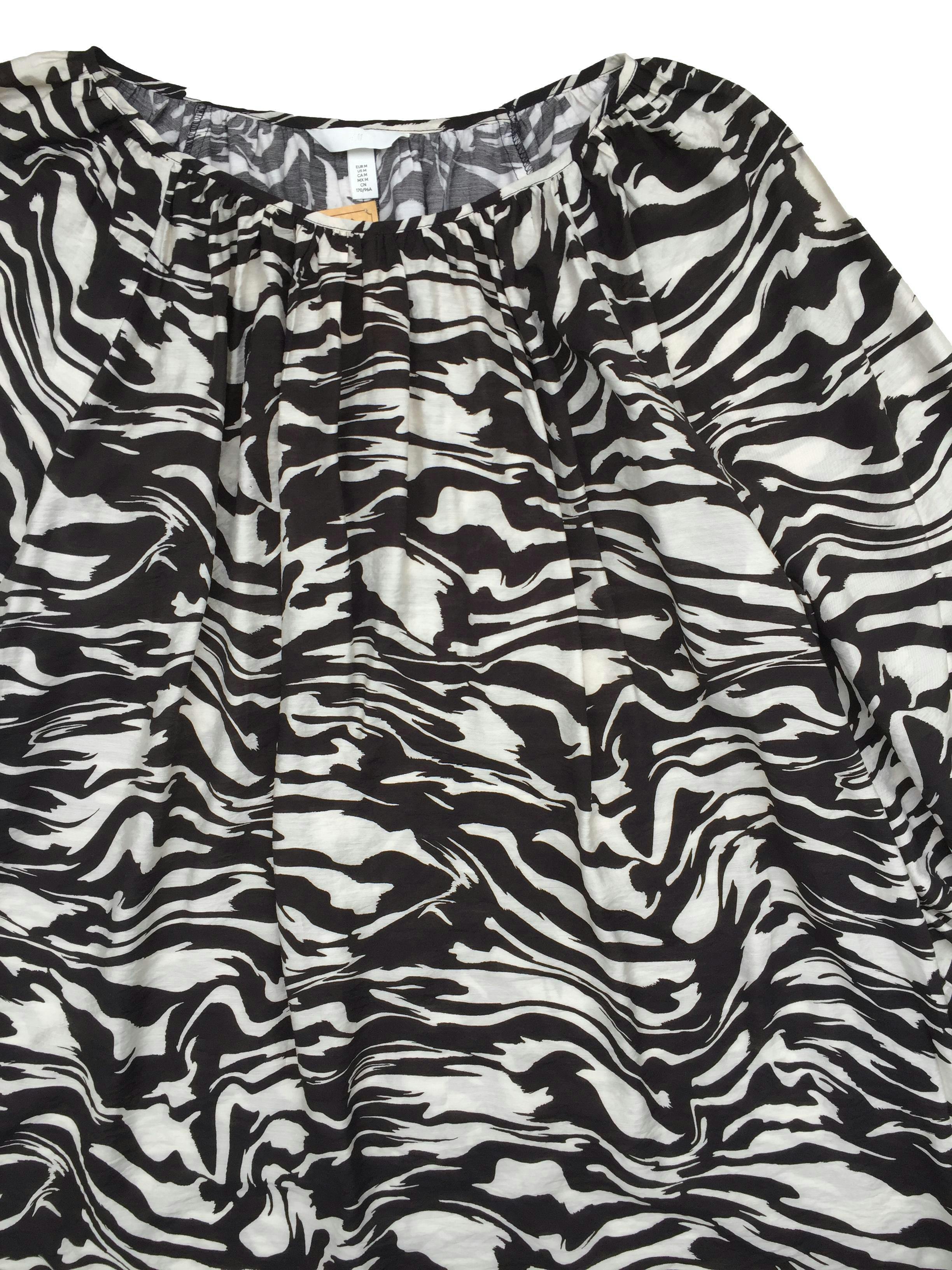 Vestido modelo túnica H&M, tela viscosa con print de cebra. Busto 140cm, Largo 90cm 