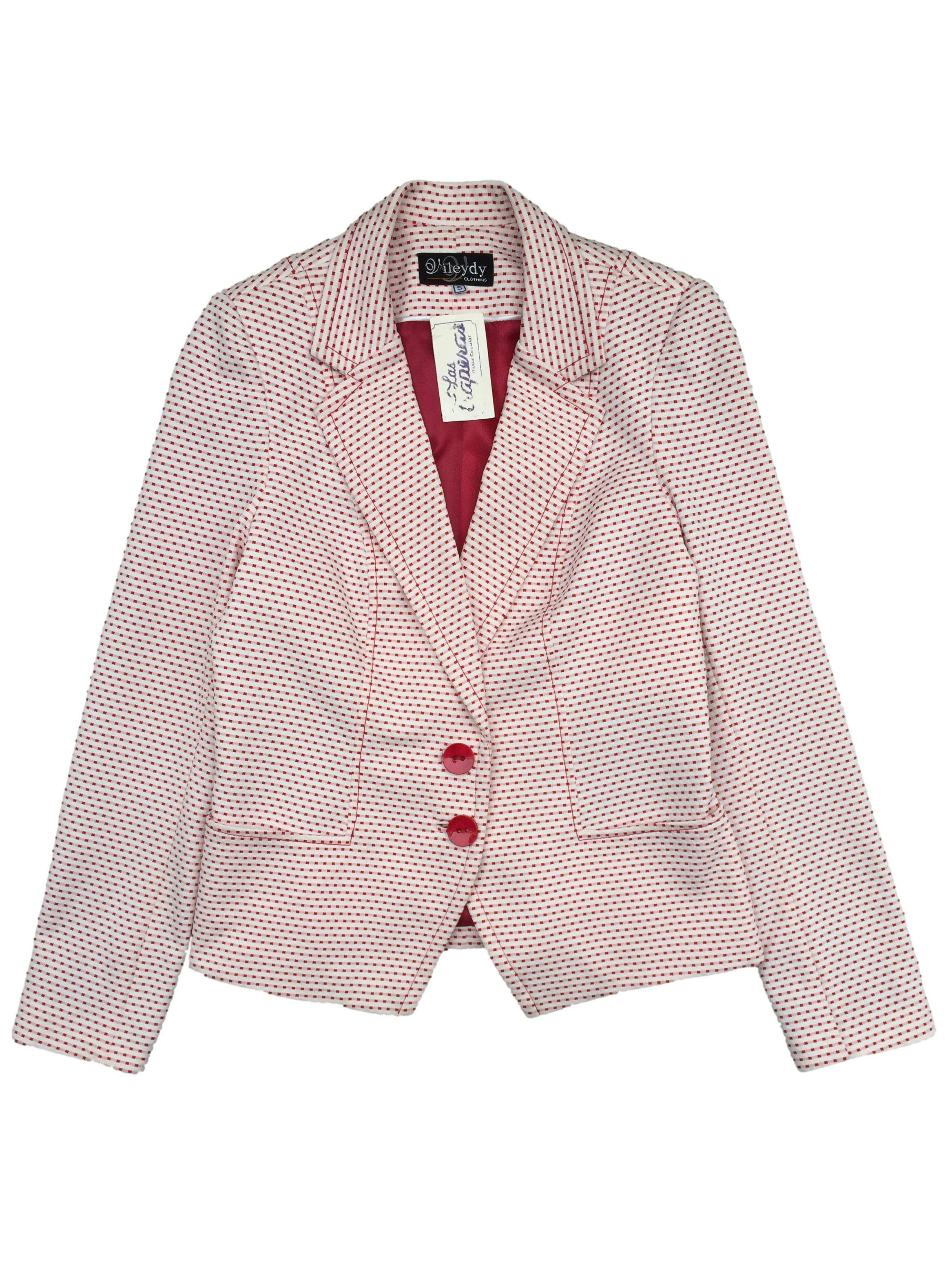 Blazer blanco con cuadraditos rojos 45% lana, corte recto, bolsillos delanteros, botones en mangas. Busto 100cm, Largo 57cm