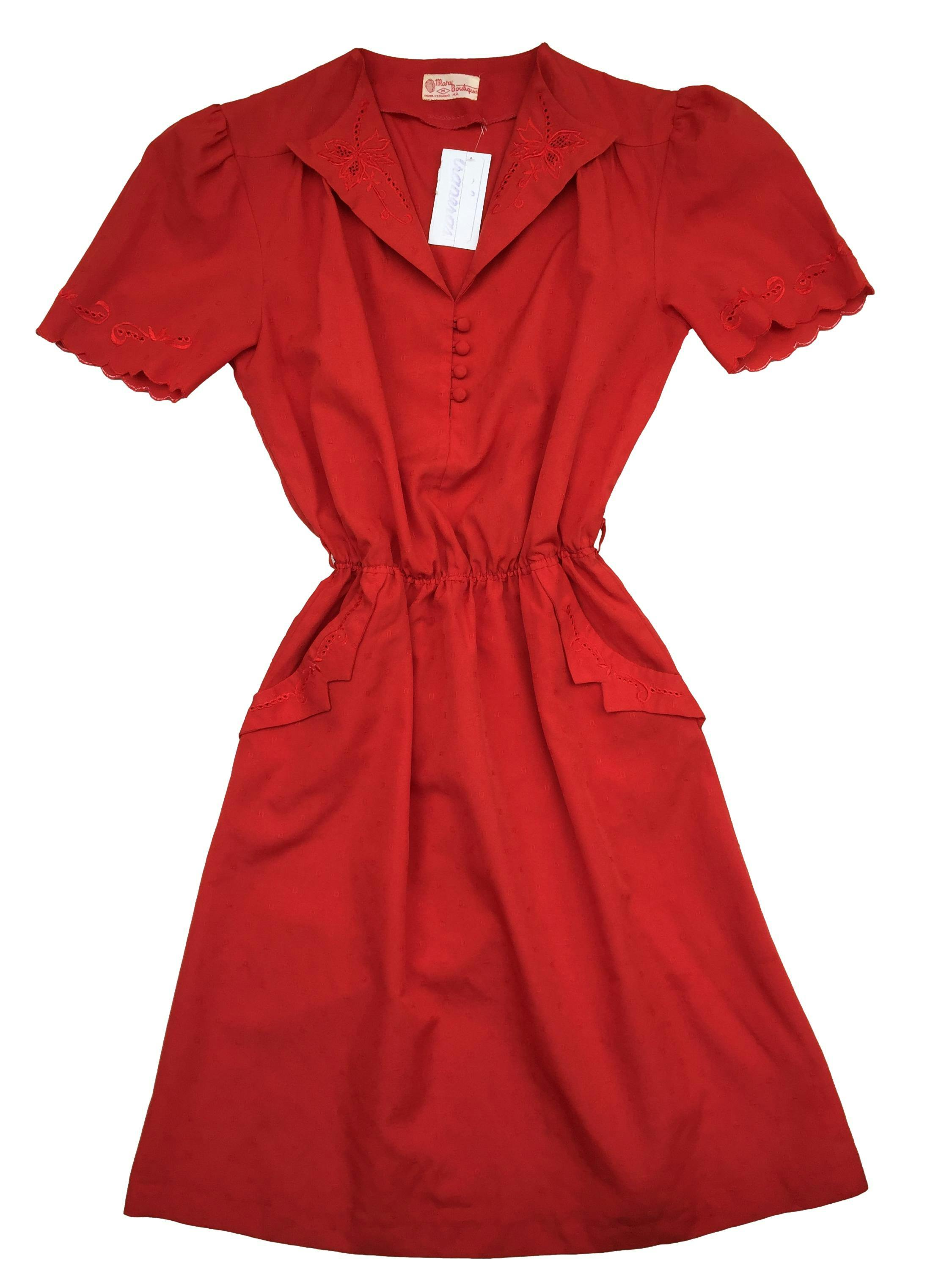 Vestido rojo vintage con detalles bordados, cuello camisero, botones en escote, elástico en cintura. Busto 96cm, Largo 100cm Las Traperas