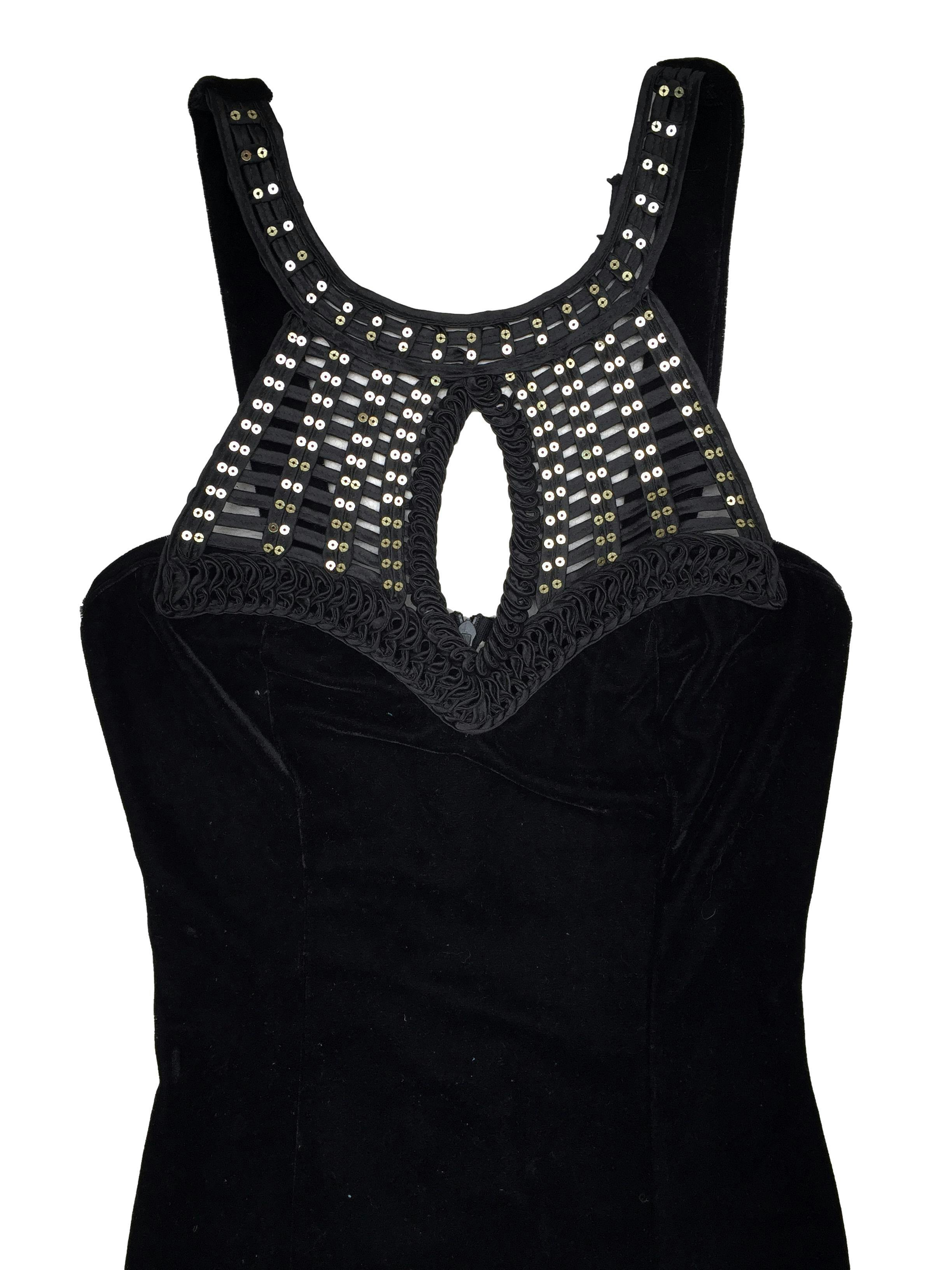 Vestido de plush negro con aplicaciones de lentejuelas sobre textura trenzada, abertura en el pecho y elástico en la espalda. Busto 72cm, Largo 89cm