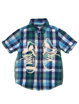 Camisa Desigual a cuadros en tonos azules y verdes, con estampado de zapatillas, dobladillos en mangas. 
