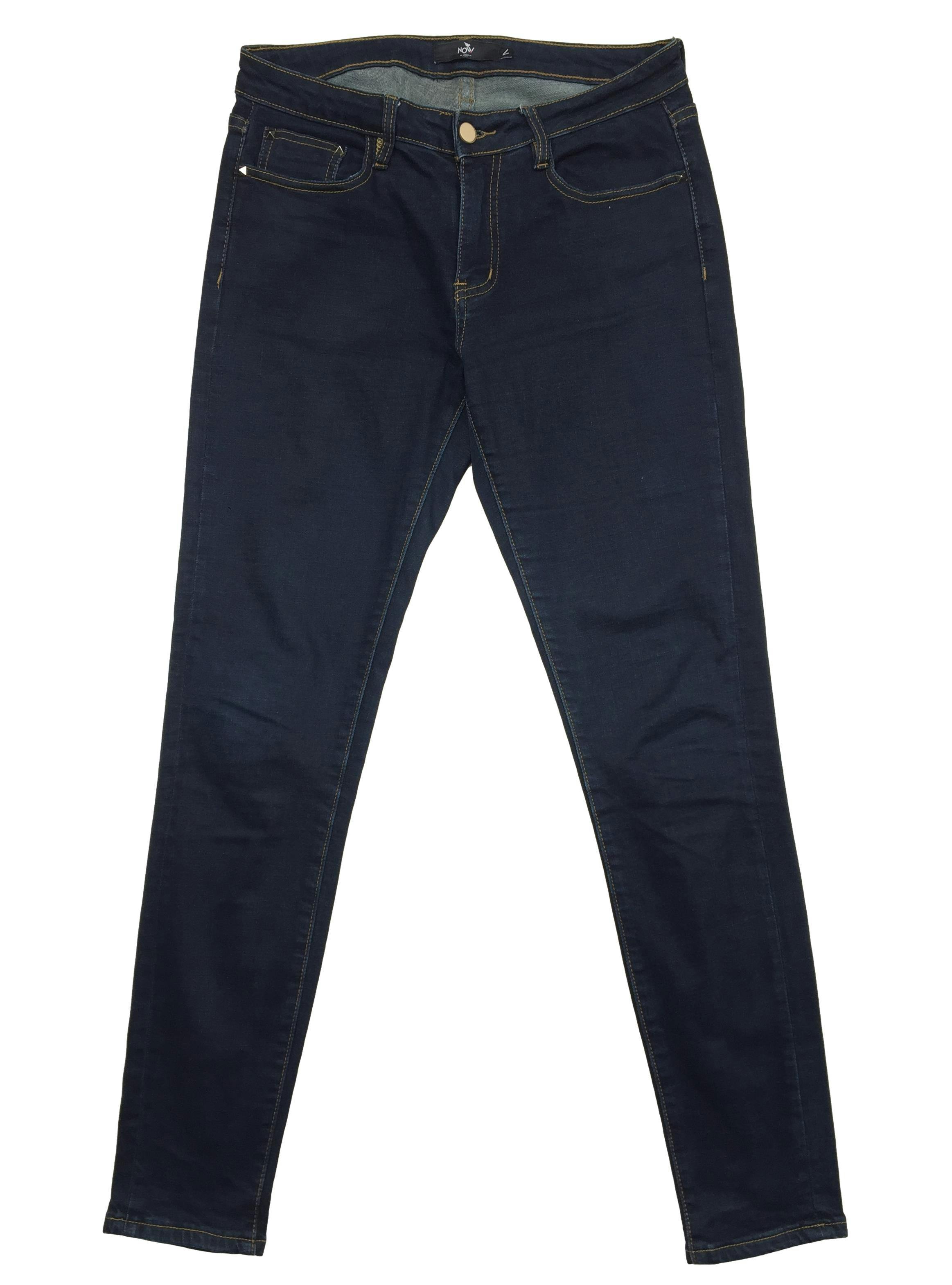Pantalón jean Now azul stretch con detalles de tachas en los bolsillos. Cintura 80cm, Tiro 23cm, Largo 99cm