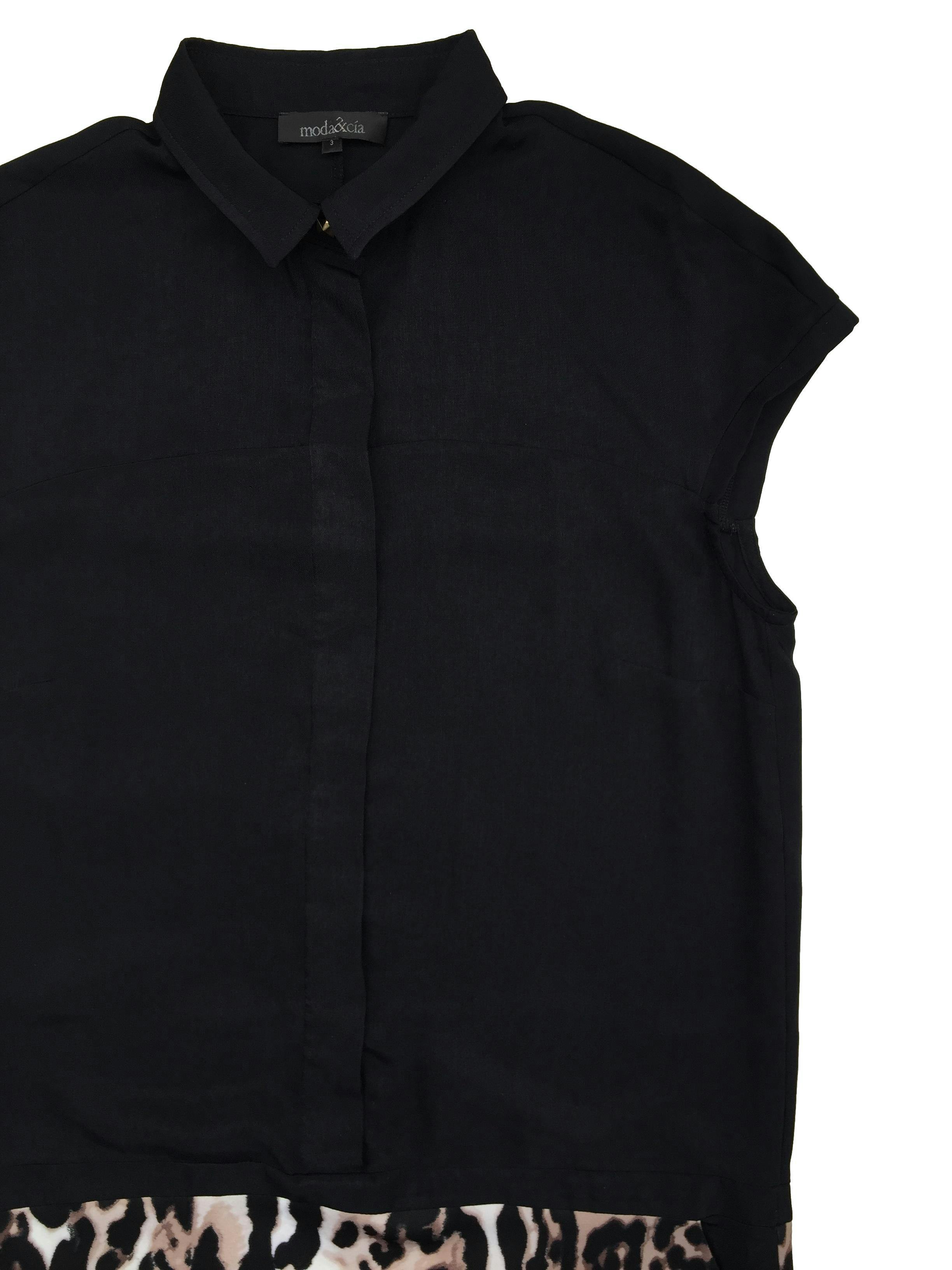 Vestido Moda & cia negro de cuello camisero, falda en animal print, con botones delanteros invisibles. Busto 100cm, Largo 92cm