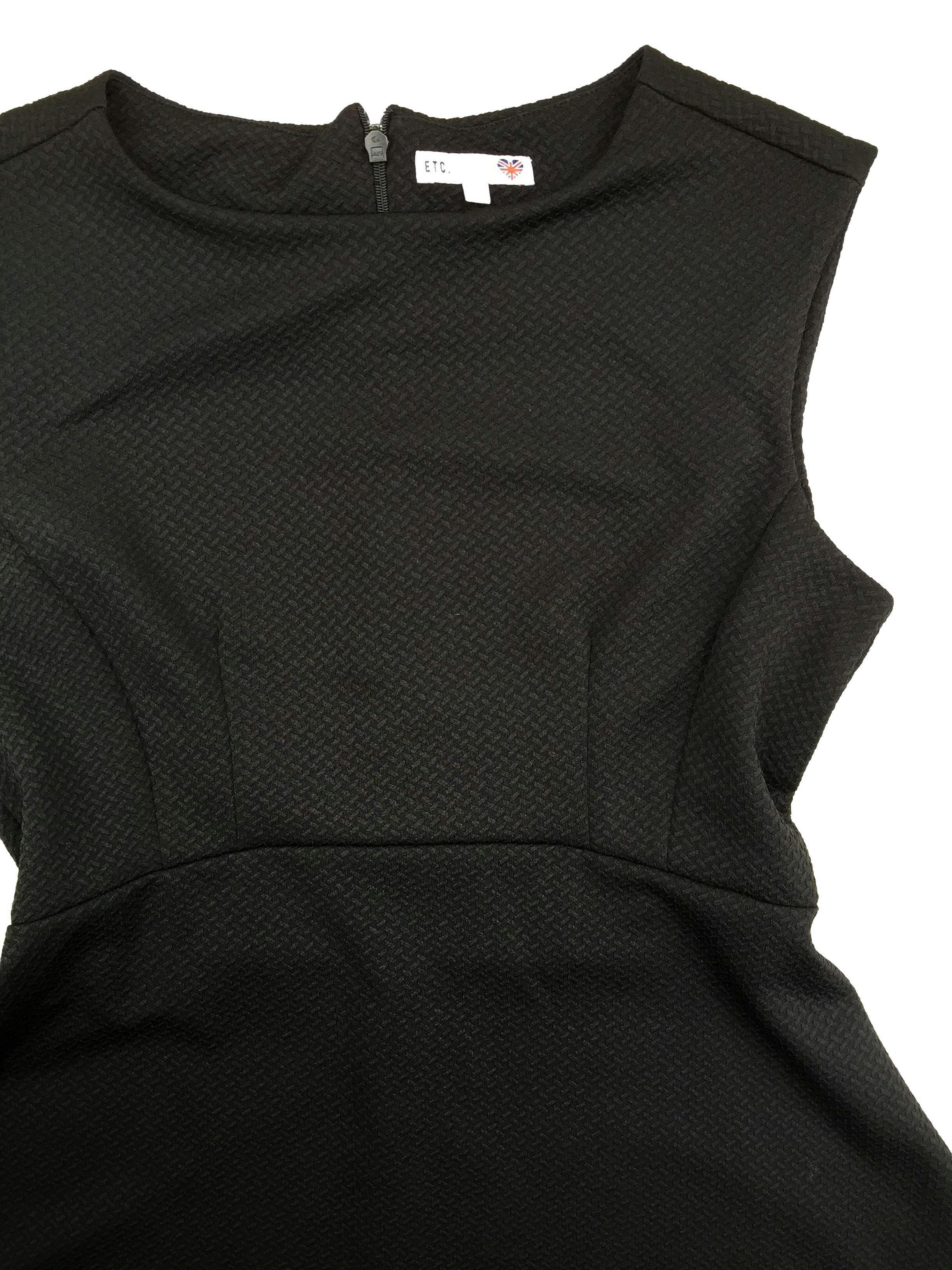 Vestido negro Etc con textura con falda semicampana, cierre posterior. Busto 96 cm, Largo 82 cm