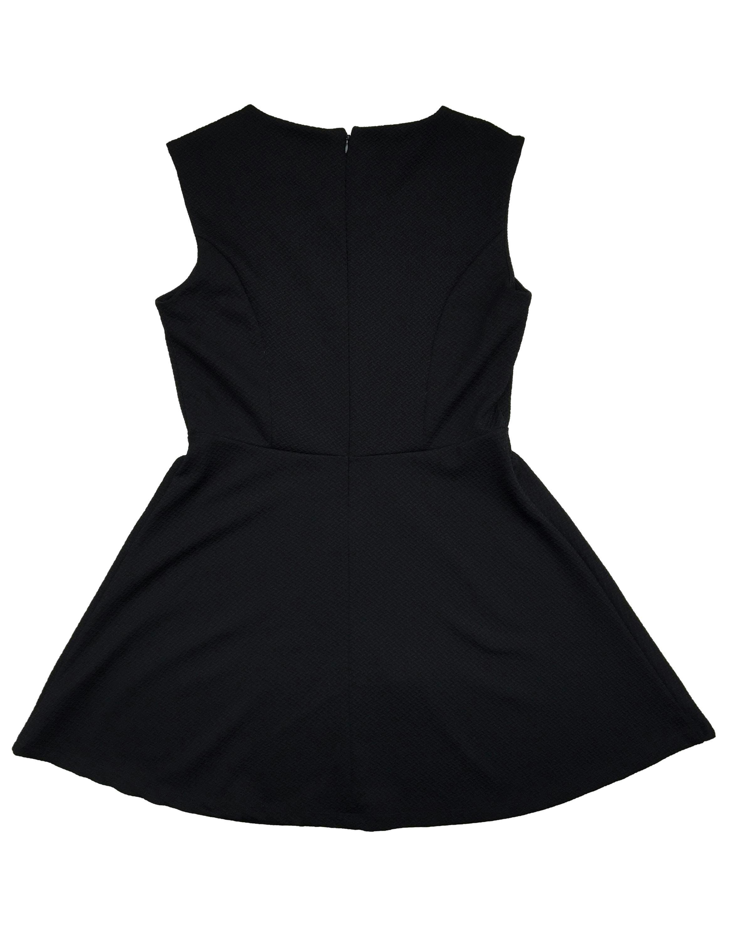 Vestido negro Etc con textura con falda semicampana, cierre posterior. Busto 96 cm, Largo 82 cm