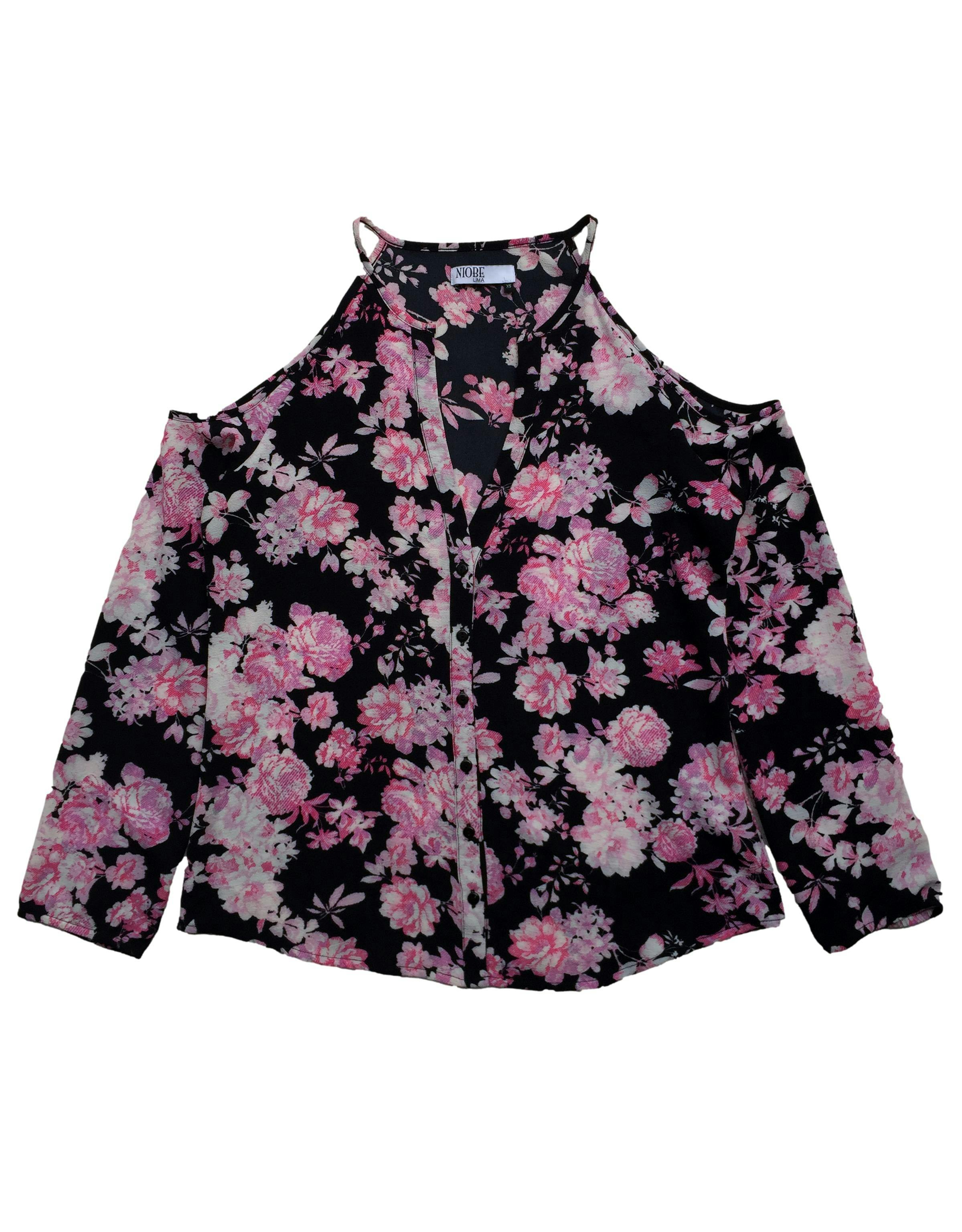 Blusa offshoulder negra con flores rosadas, botones delanteros. Busto: 94cm, Largo: 60cm