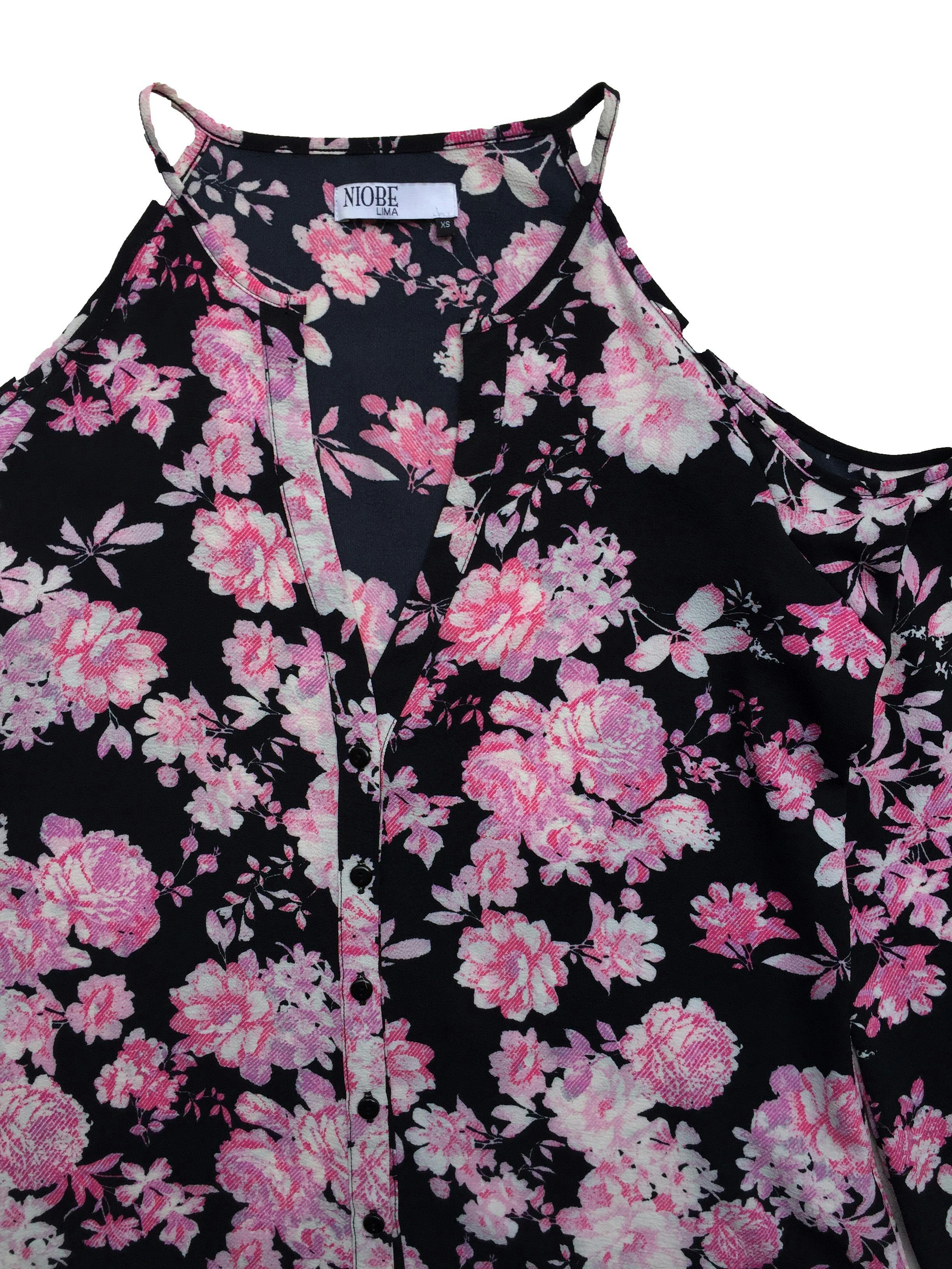 Blusa offshoulder negra con flores rosadas, botones delanteros. Busto: 94cm, Largo: 60cm