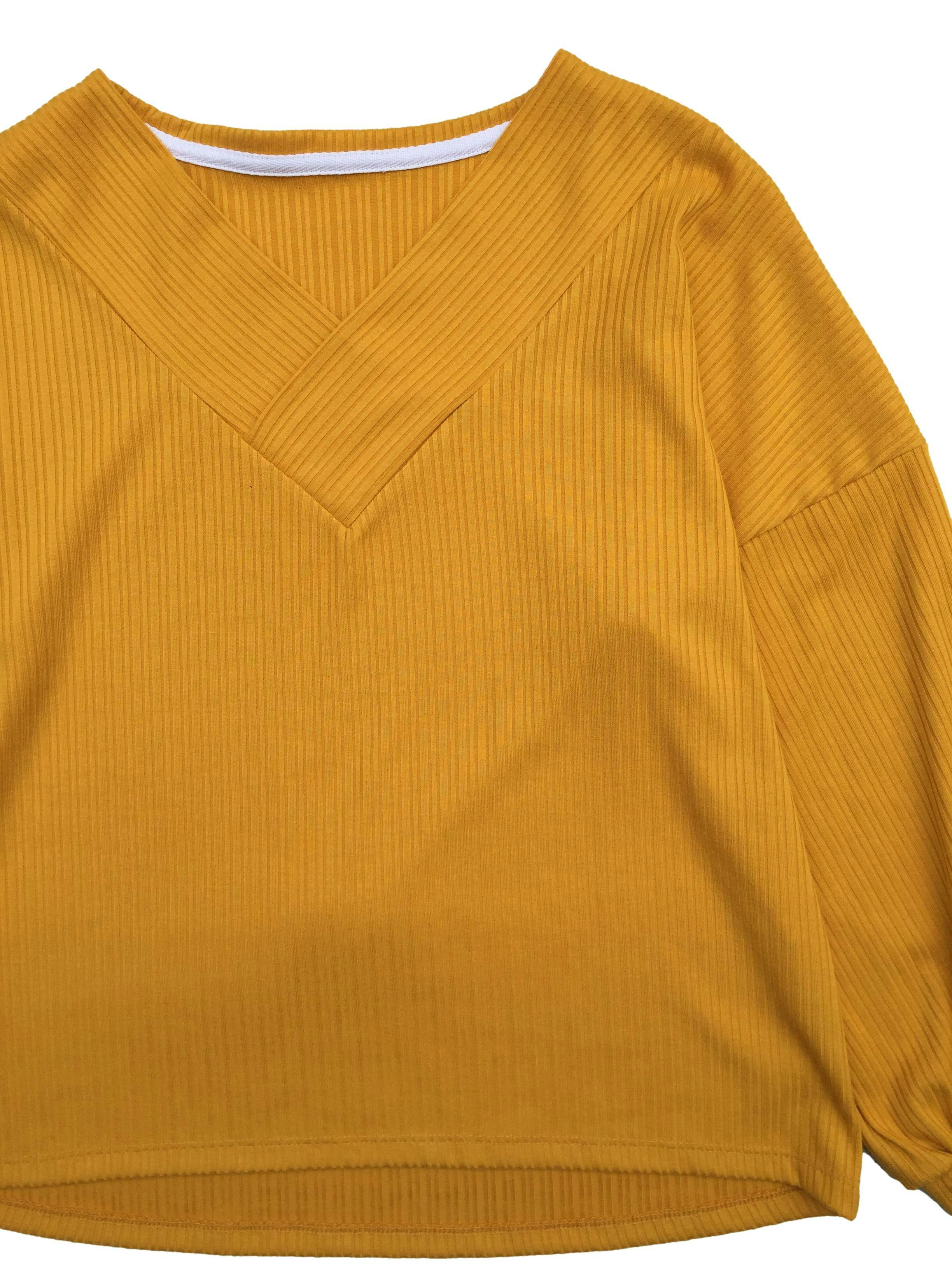 Blusa amarilla acanalada, manga anchas. Busto: 104cm, Largo: 53cm