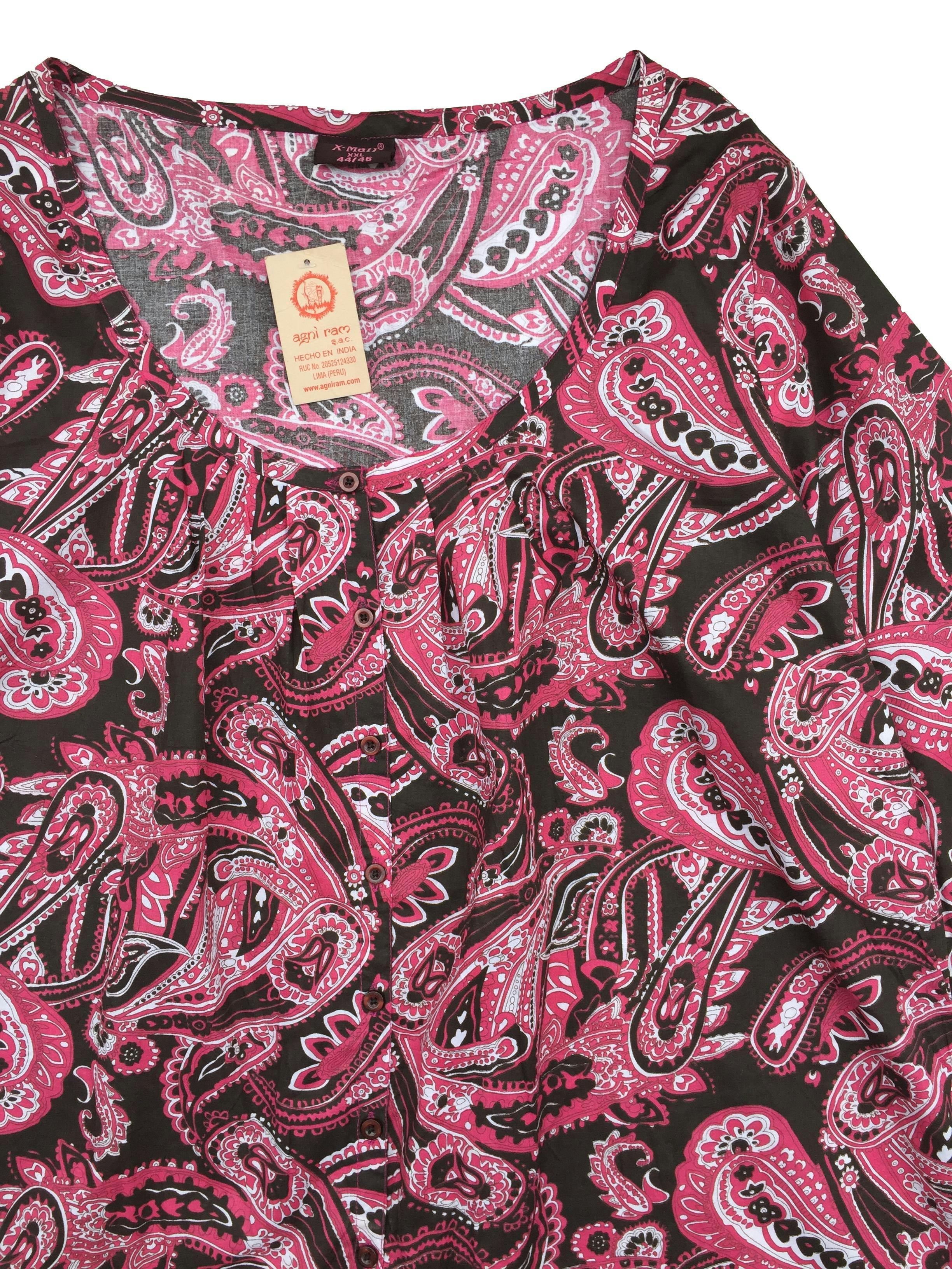 Blusa estampado paisley en tonos rosados, blanco y negro, botones delanteros. Busto: 120cm, Largo: 75cm. Nuevo con etiqueta.