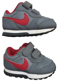 Zapatillas Nike gris con rojo y pega pega