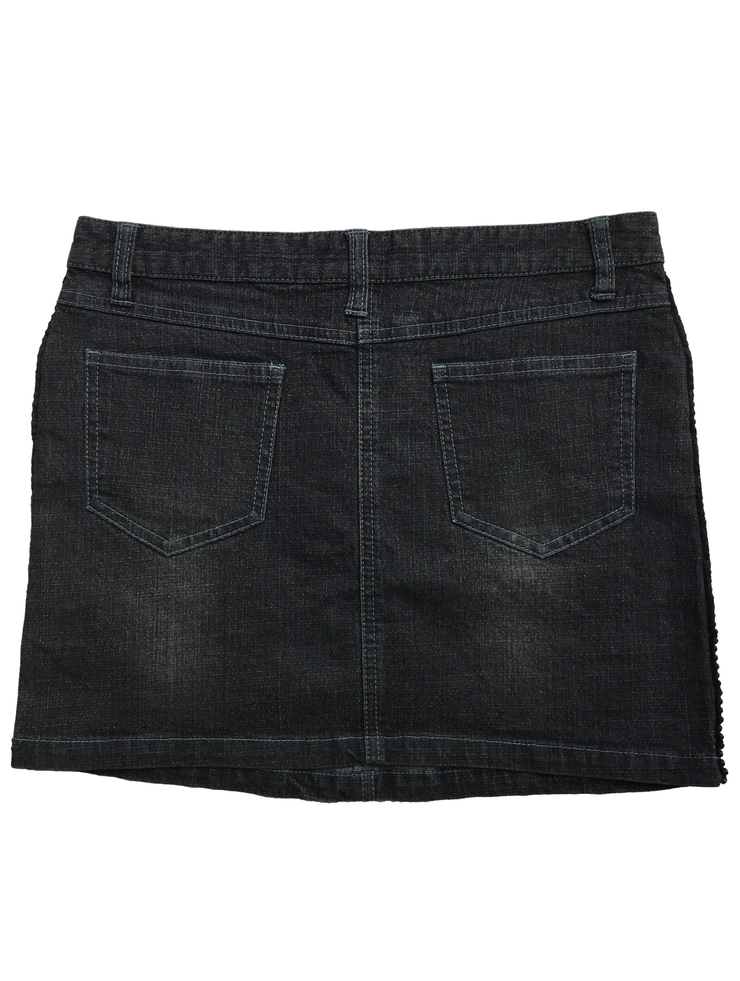 Falda negra, efecto lavado, aplicaciones de brillantes en los laterales. Cintura: 70cm, Largo: 34cm