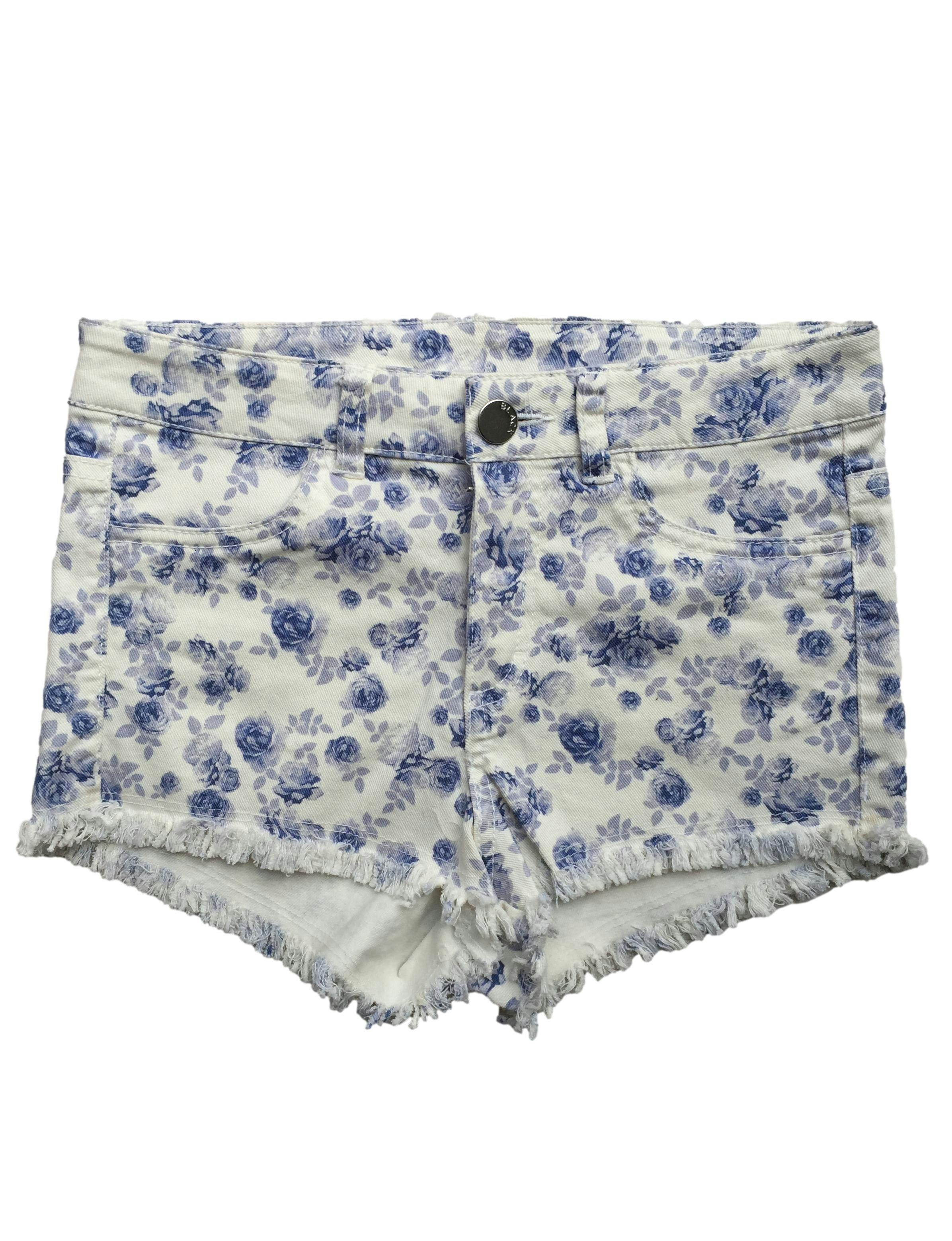Short H&M blanco con estampado de rosas azules. Cintura: 66cm, Tiro: 22cm, Largo: 26cm.