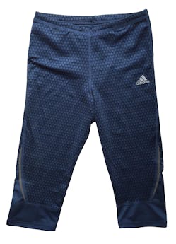 Legging deportivo Adiddas azul con líneas negras, ligeramente stretch. Cintura: 60cm (sin estirar), Tiro: 22cm, Largo: 58cm