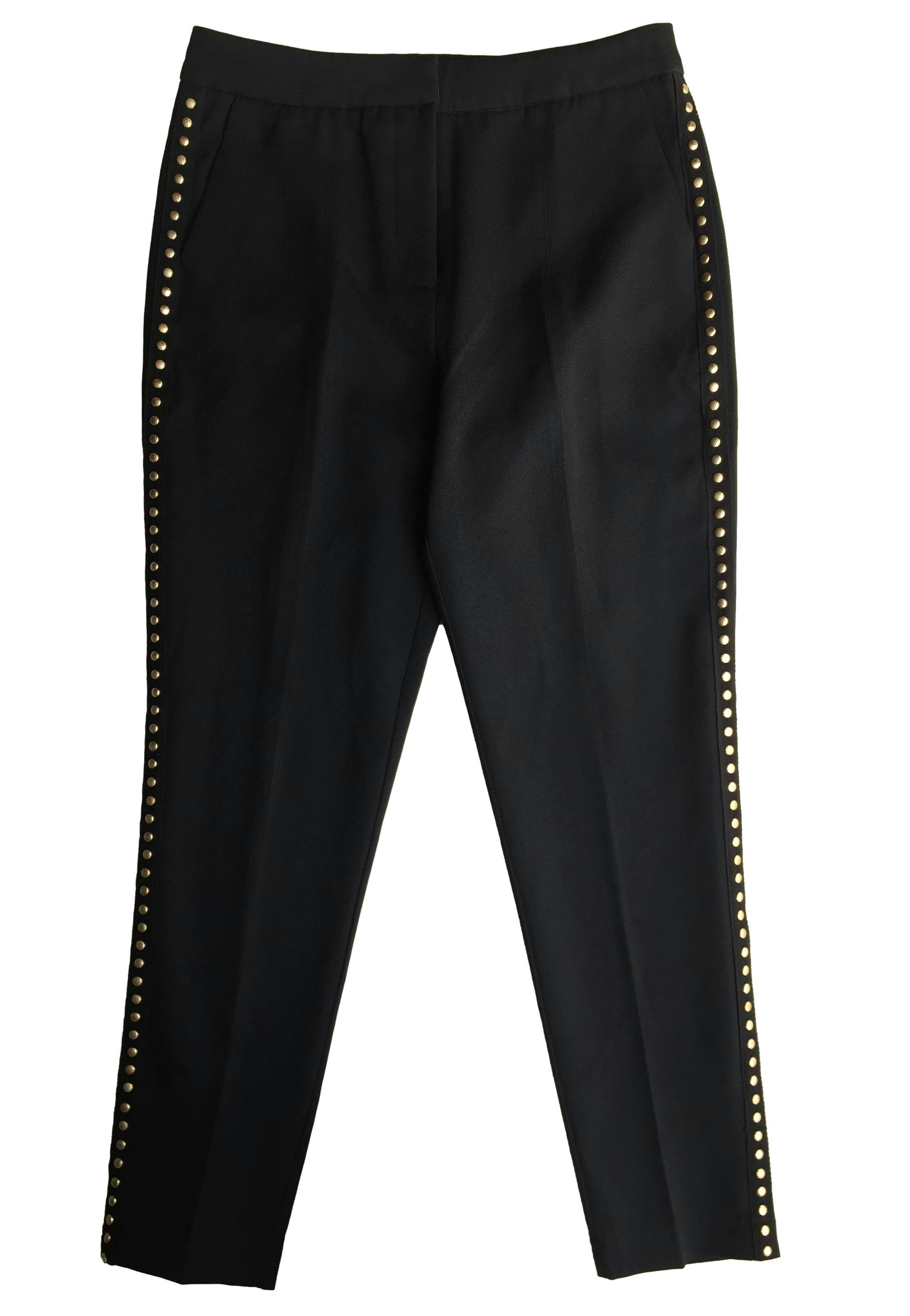 Pantalón Basement negro, aplicaciones doradas en los laterales, bolsillo y cierre delantero. Cintura: 74cm, Tiro: 29cm, Largo: 96cm