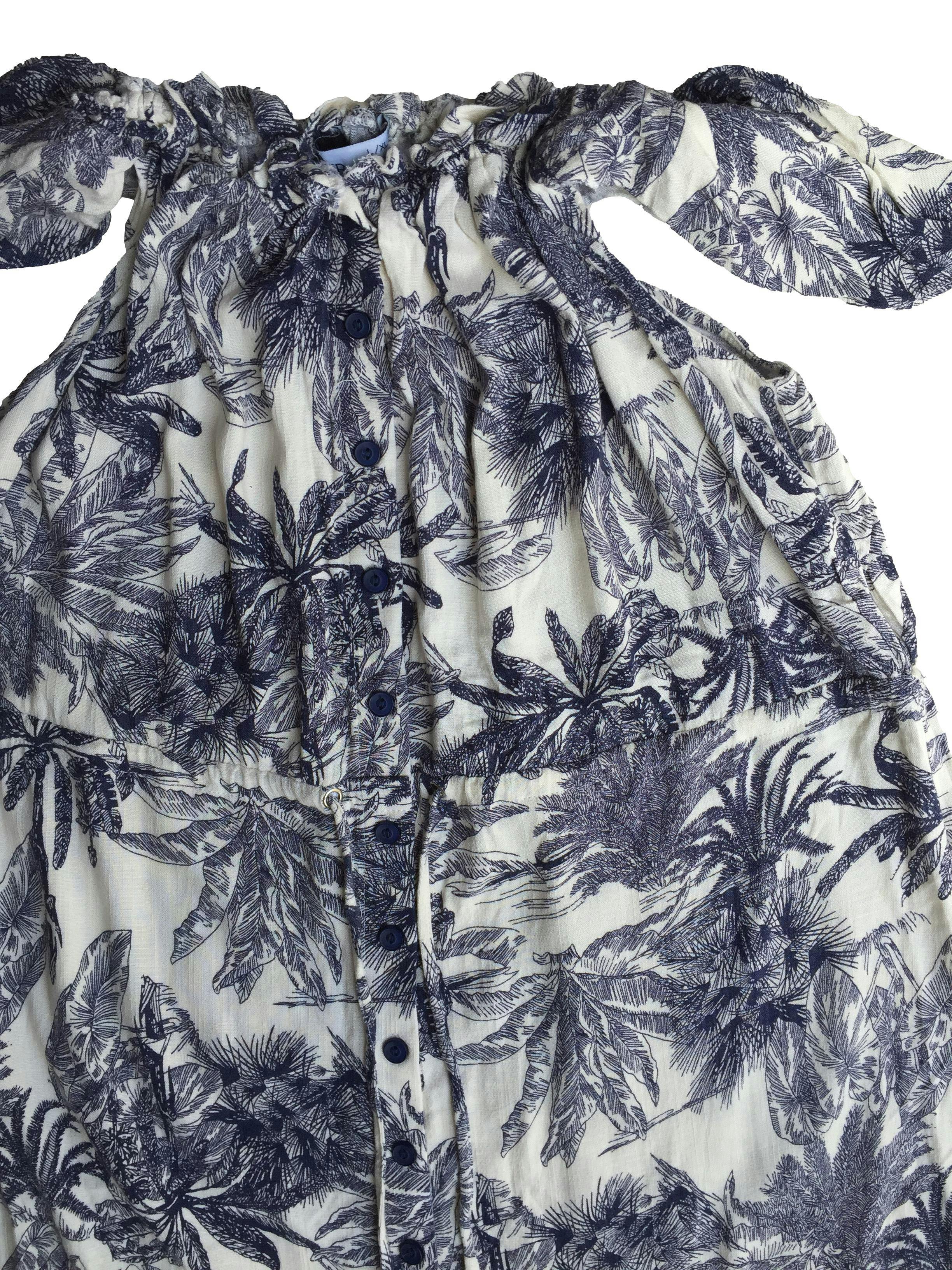 Vestido offshoulder blanco, estampado de flores azules, elástico y cordón en la cintura, botones delanteros. Busto: 100cm, Largo: 120cm