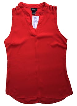Blusa Rue21 de gasa roja, detalle de tiras cruzadas en los hombros. Busto: 88cm, Largo: 65cm. 