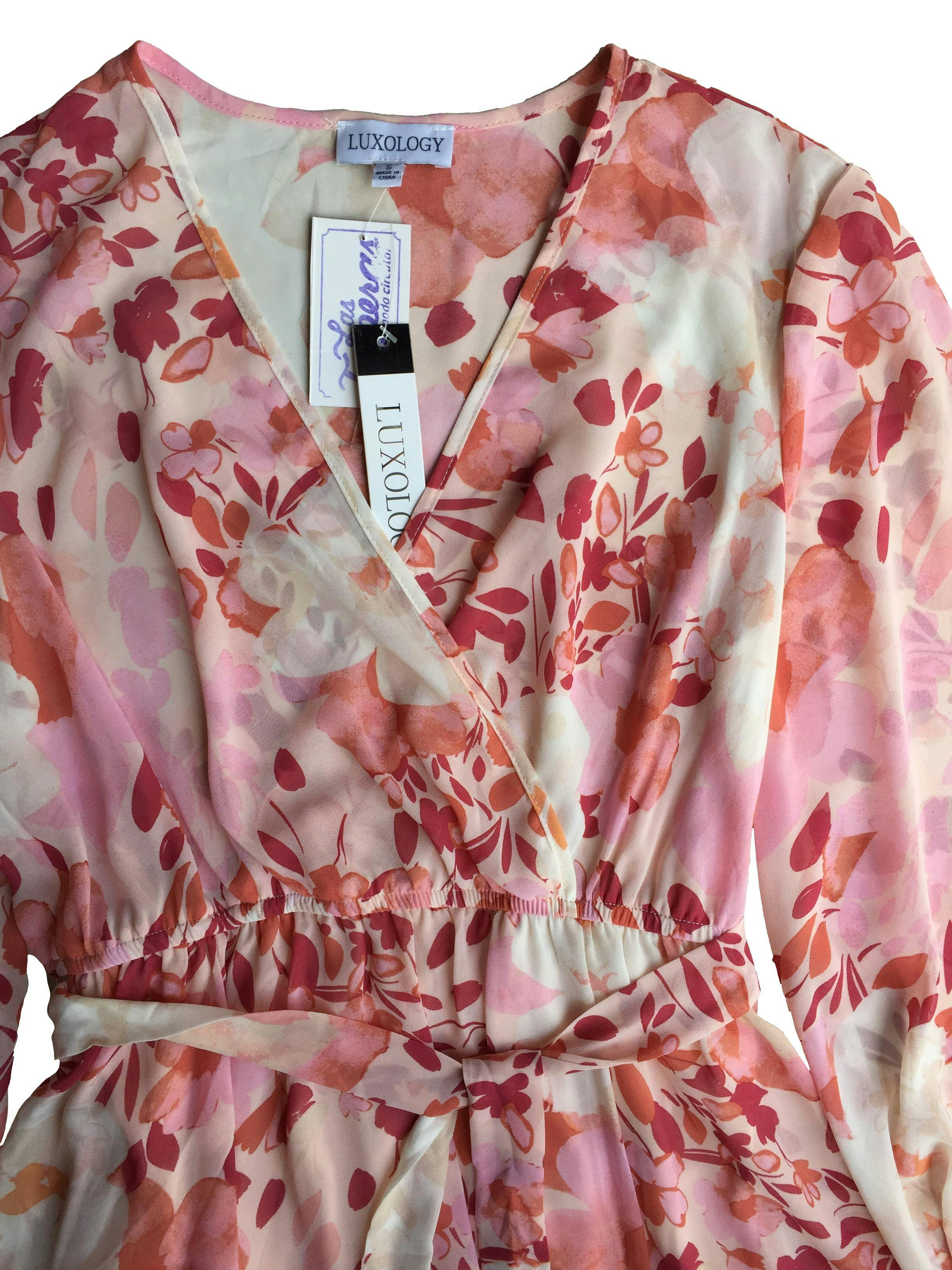 Vestido Luxology de gasa rosa con flores, mangas anchas, elástico en puños y cintura con lazo, forro. Busto: 94cm, Largo: 139cm. Nuevo con etiqueta. 