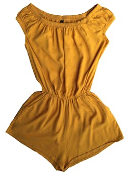Romper amarillo offshoulder, elástico en la cintura y bolsillos delanteros. Busto: 90cm, Largo: 64cm