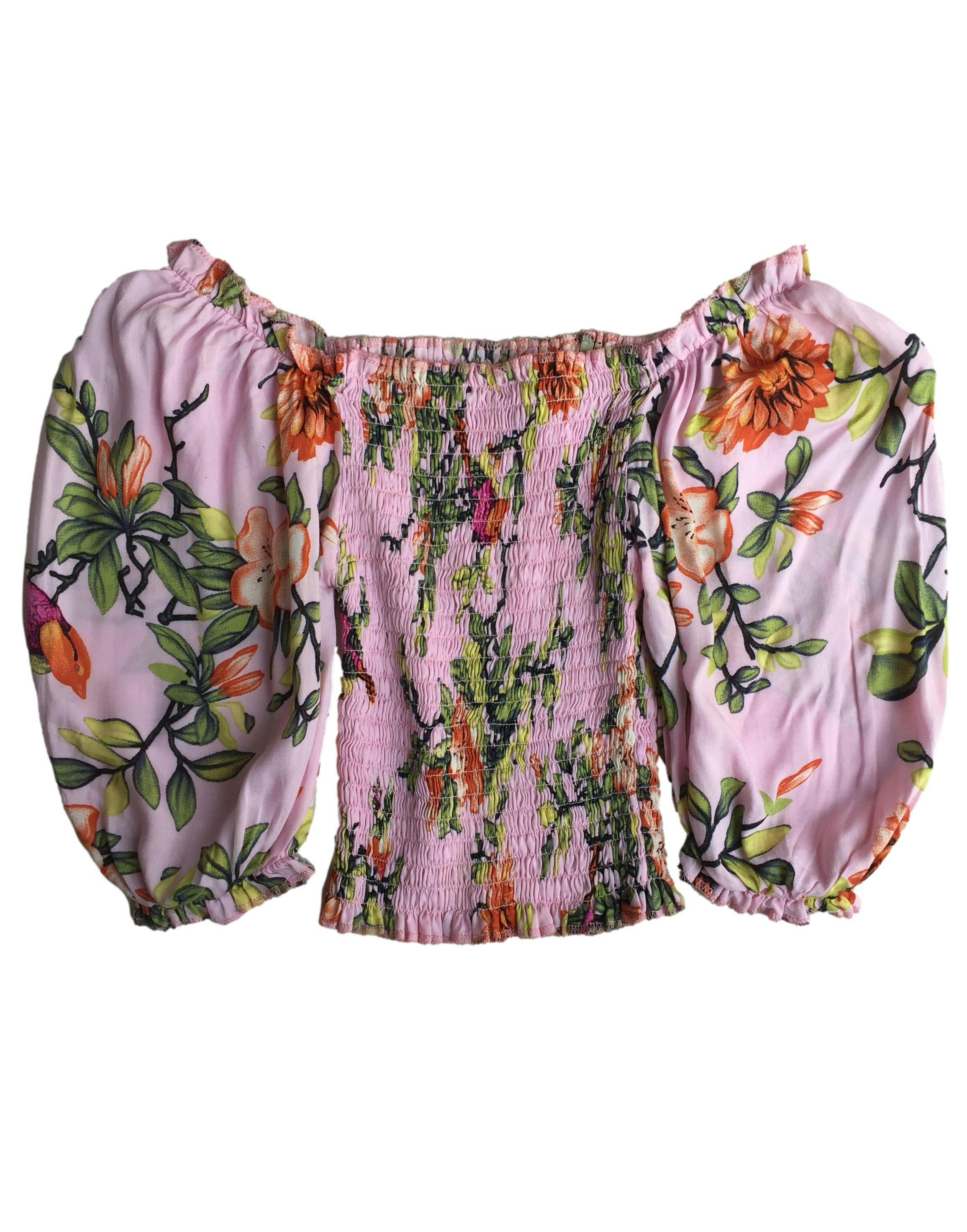 Blusa offshoulder rosada con flores, panal de abeja en el torso. Busto: 40cm (sin estirar), Largo: 30cm.