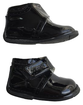 Zapatos de charol negro con pega pega.
