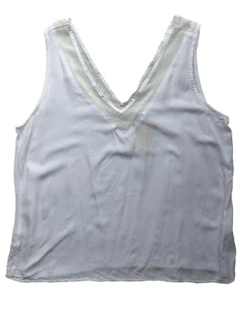 Blusa Leonisa blanca, con partes de gasa y corte en V. Busto: 98cm, Largo: 57cm