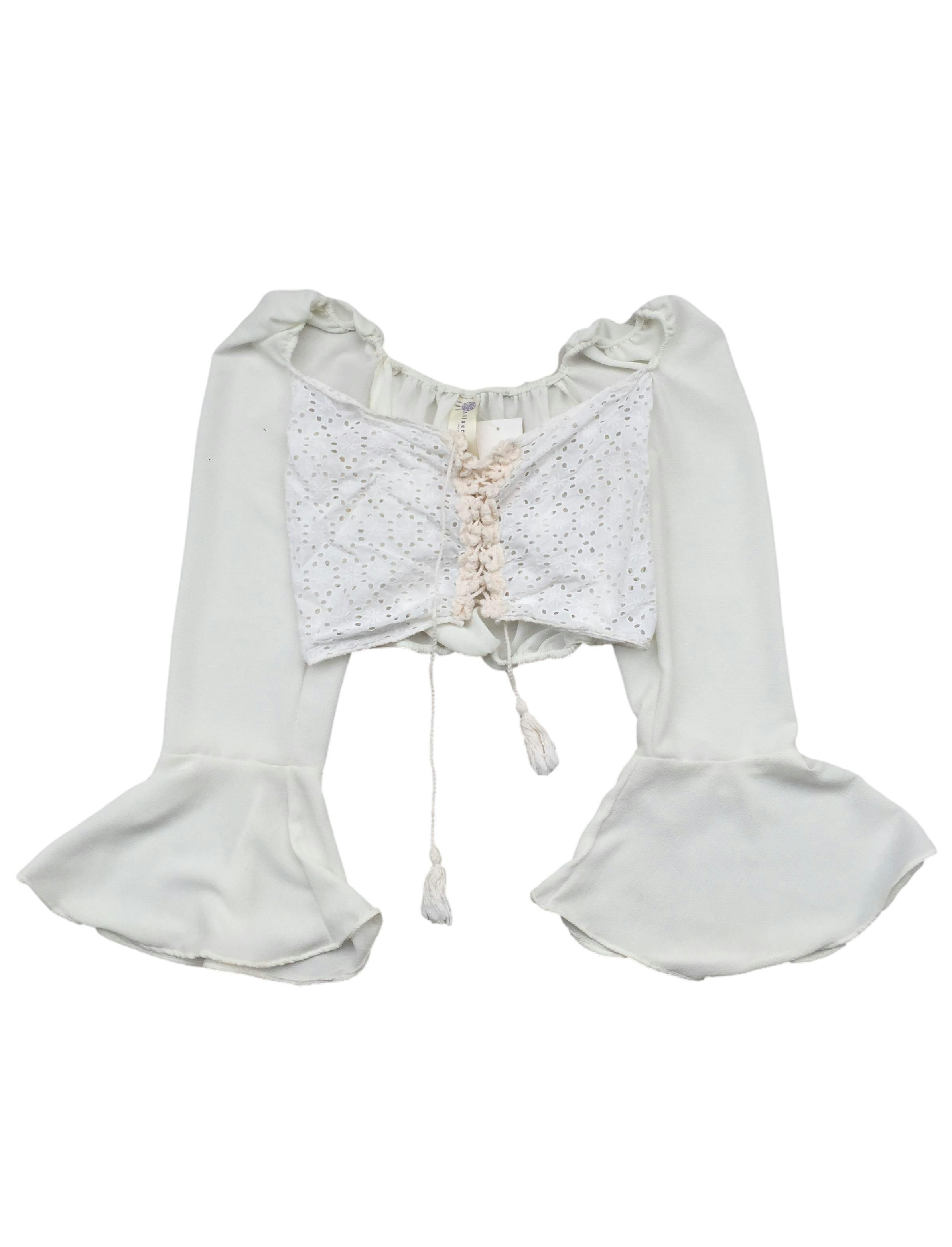 Blusa blanca calado delantero con detalles de flores tejidas con cordones, volantes en las mangas. Busto: 80cm, Largo: 35cm