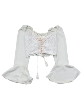 Blusa blanca calado delantero con detalles de flores tejidas con cordones, volantes en las mangas. Busto: 80cm, Largo: 35cm