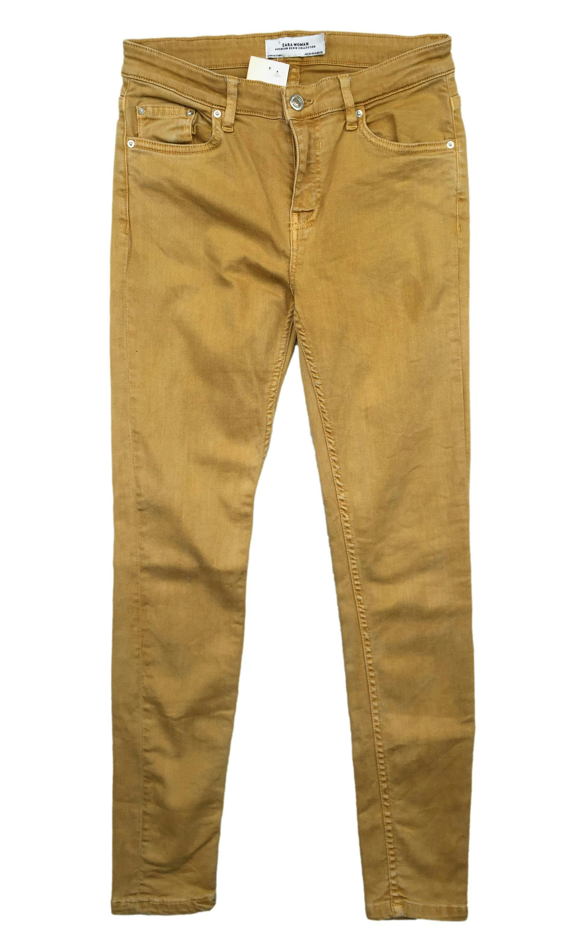 Pantalón jean Zara amarillo, four pockets. Cintura 70 cm, Tiro 23 cm, Largo 92 cm.