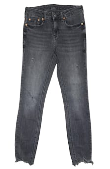 Pantalón jean gris con detalles rasgados y basta desflecada. cintura 70 cm, tiro 23 cm, largo 92 cm. 
