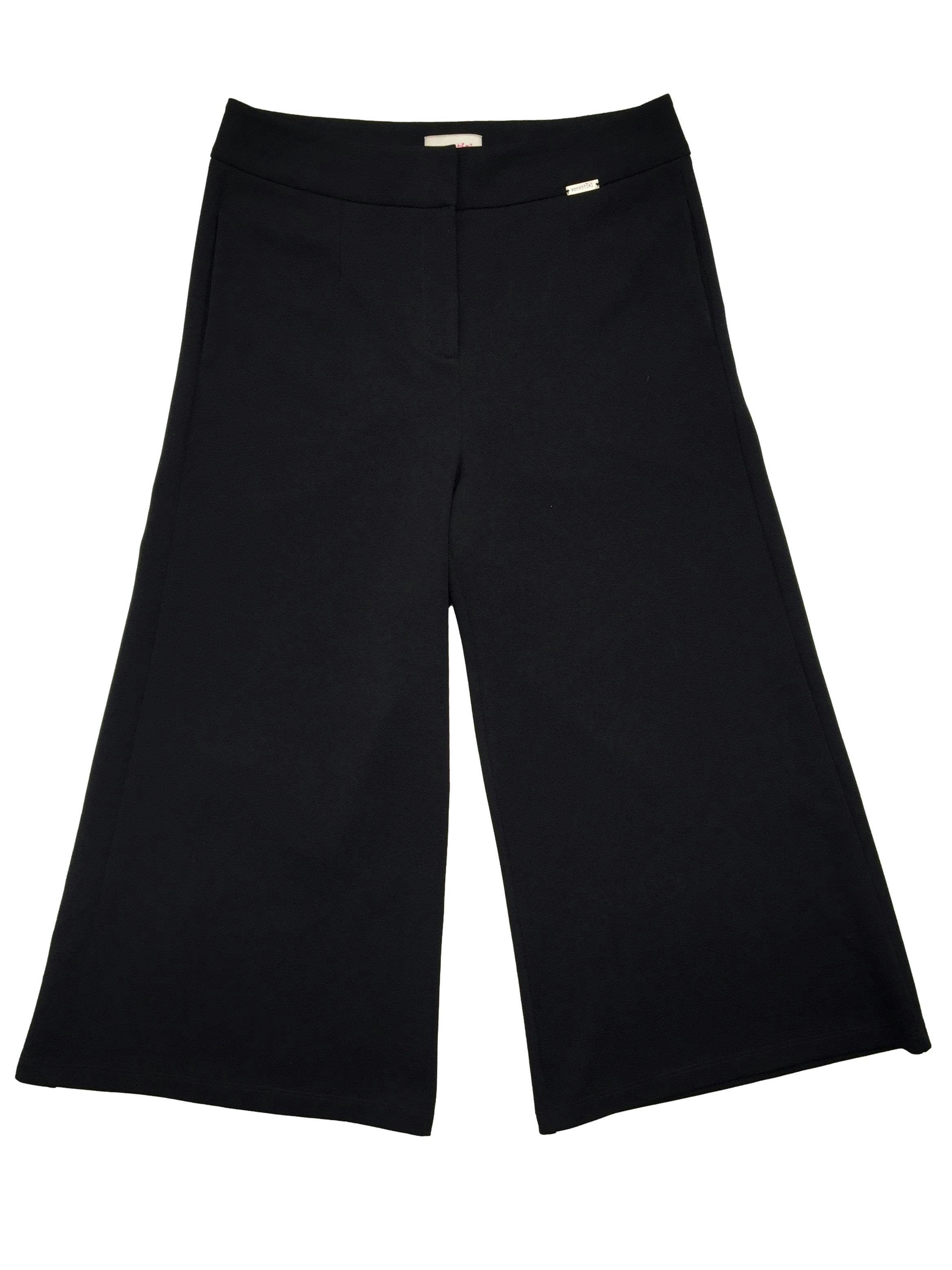 Pantalón capri Essientel color negro. Cintura 80 cm, Tiro 30 cm, Largo 82 cm.