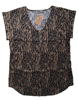 Blusa con estampado tipo animal print, marrón y negro con cierre en el pecho. Busto 100cm, Largo 63cm.