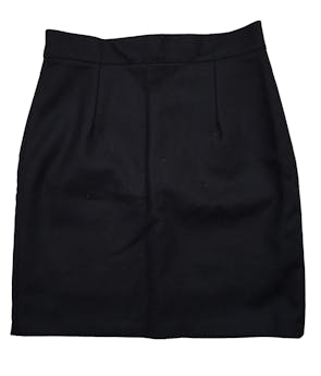 Falda negra de paño con forro interior, cierre invisible, Cintura 68 cm, Largo 47 cm.