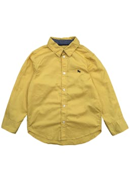 Camisa manga larga amarilla, botones delanteros y en puños.
