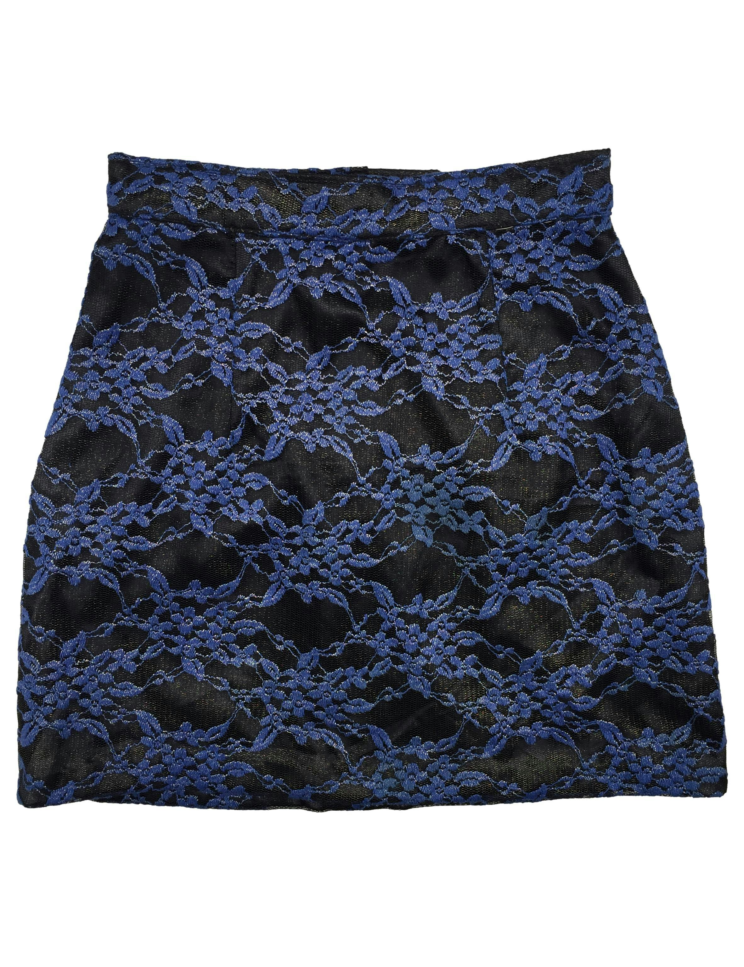Falda mini en A , tela mesh con bordado floral e hilos metalizados, tiene forro y cierre posterior. Cintura 68cm, Largo 45cm.