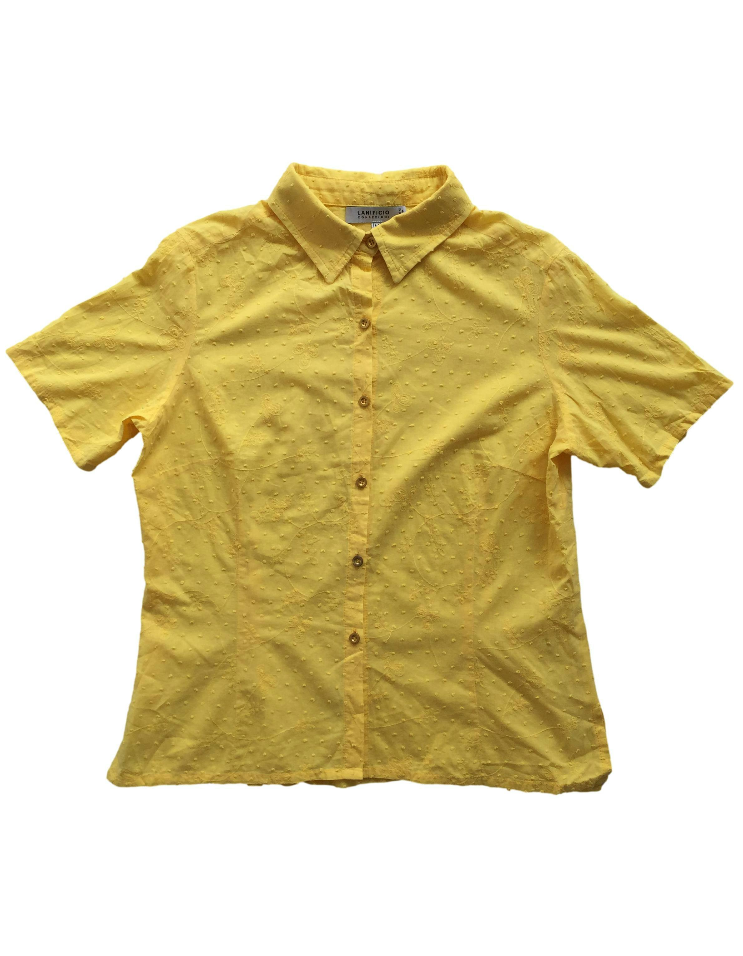 Blusa amarilla, bordado de flores y textura de bolitas, botones delanteros. Busto: 104cm, Largo: 60cm