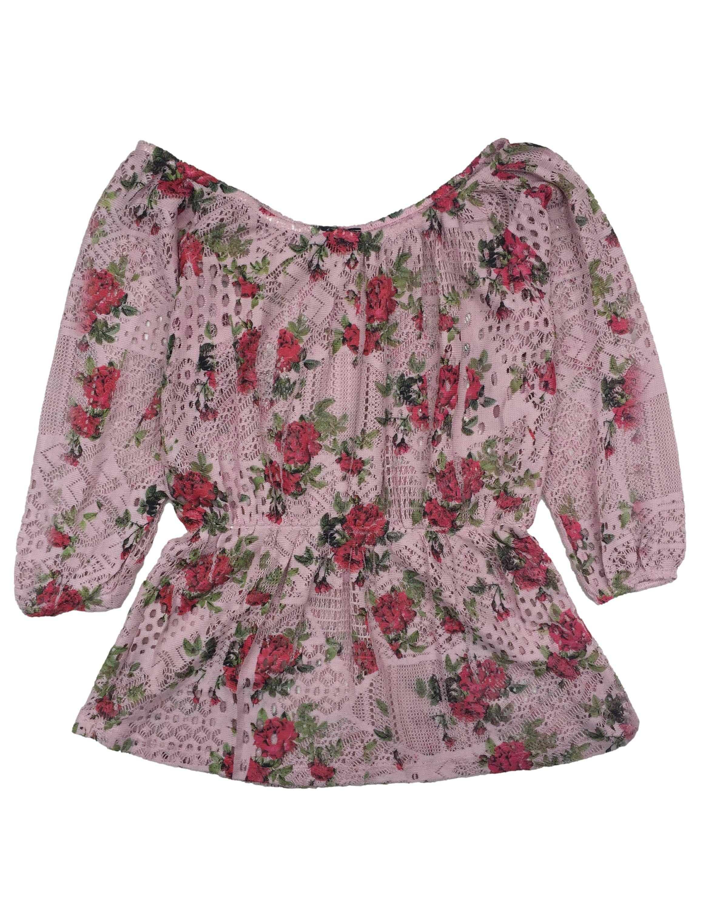 Chompita de tejido calado rosada con estampado floral, elástico en cintura. Busto 83 cm, Largo 24 cm.