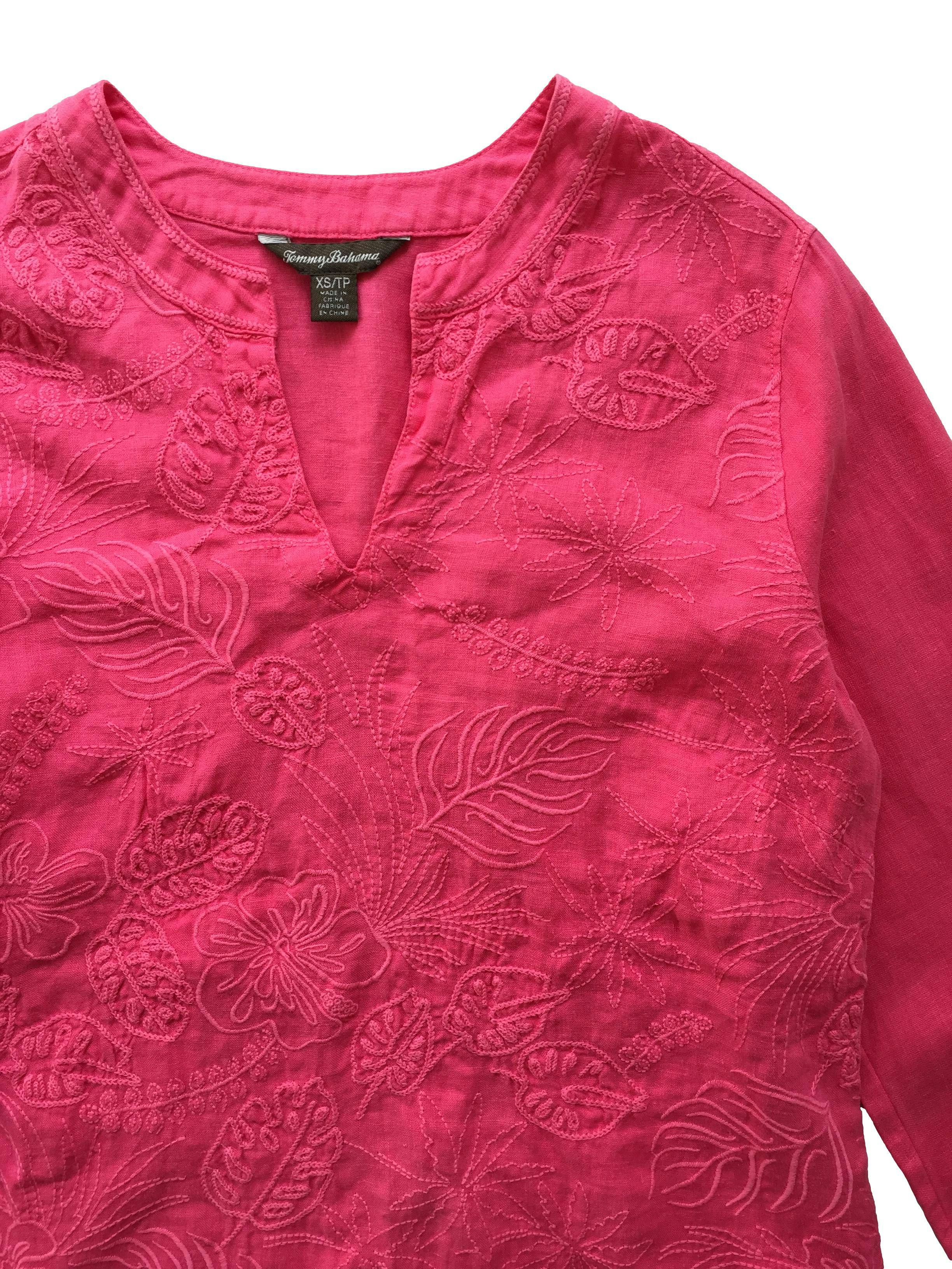 Blusa Tommy Bahama manga larga rosado con bordado de flores, aberturas laterales. Busto: 94cm, Largo: 67cm.