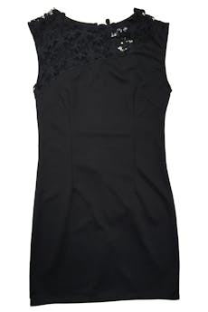 Vestido negro con detalle de encaje en el cuello, tela ligeramente strech, pinzas, cierre y abertura. Busto 80 cm, largo 77 cm.