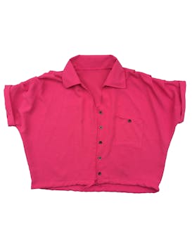 Blusa rosa chicle, botones delanteros, pasador en la basta para anudar. Busto: 140cm, Largo: 48cm