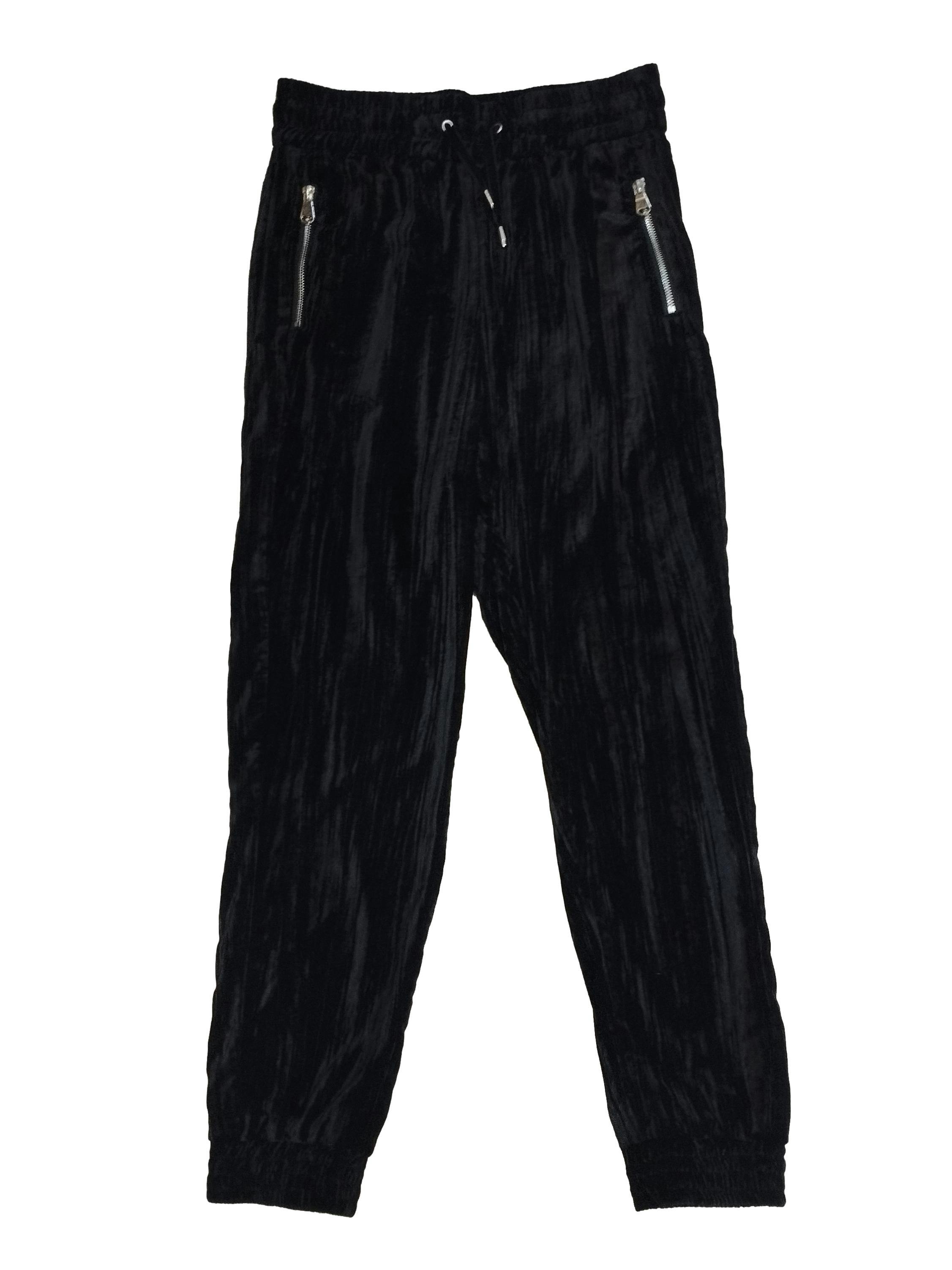Jogger Zara plush negro, textura acanalada, cintos y bolsillos delanteros. Cintura 76cm sin estirar, Largo 102cm.