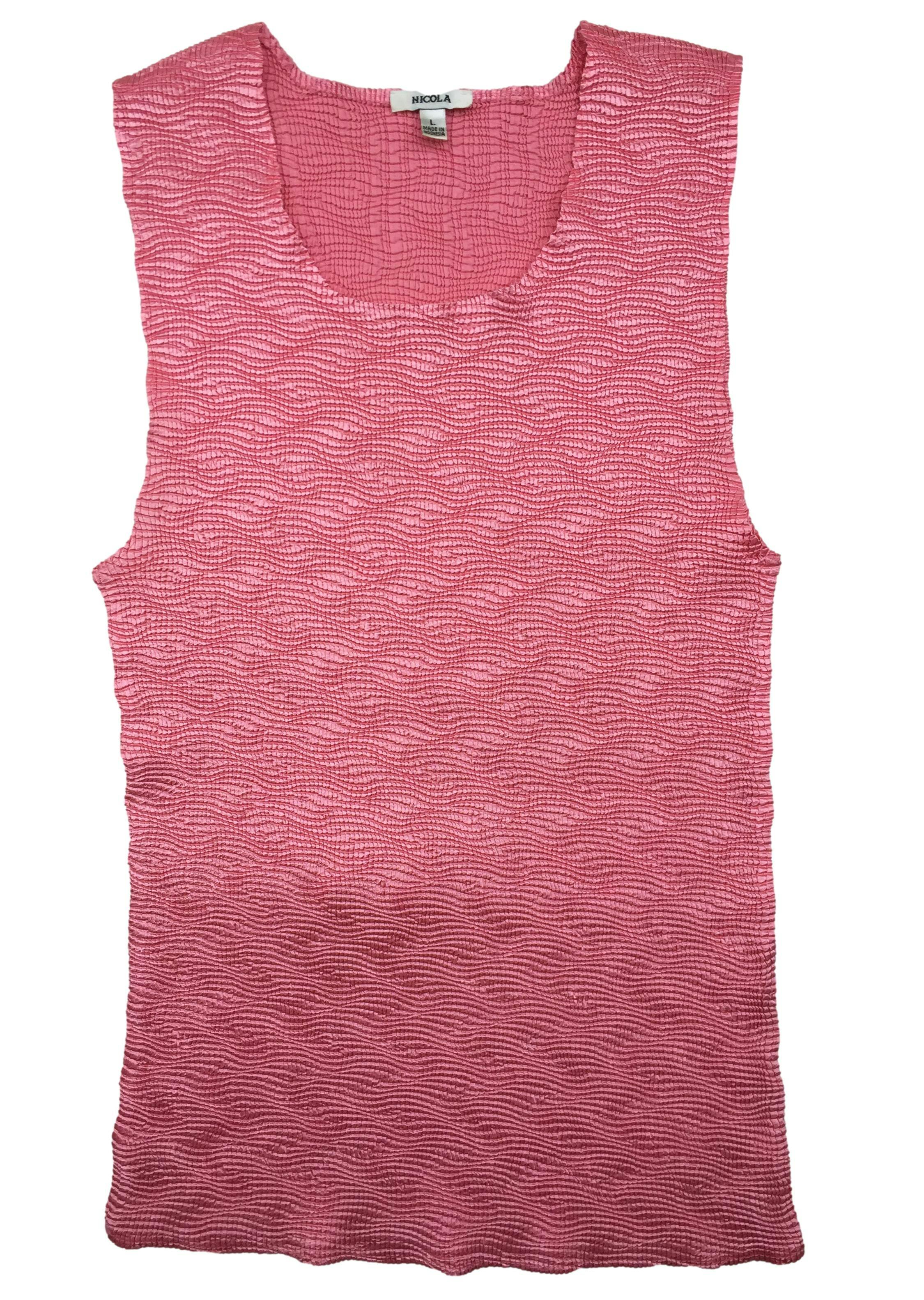 Blusa rosada de tela brillosa, cuello redondo. Busto 72 cm sin estirar, Largo 61 cm.