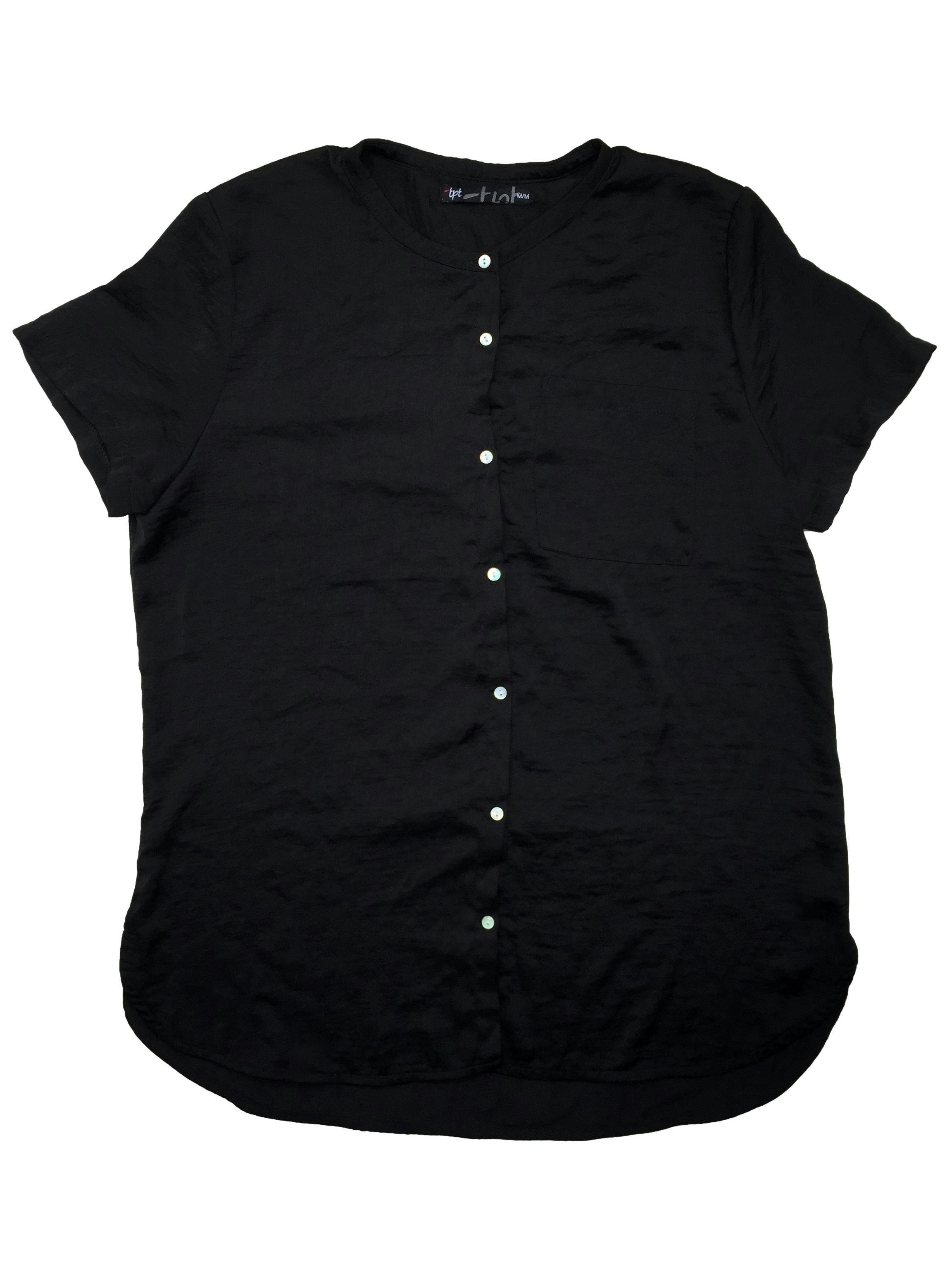 Blusa negra Topitop de cuello nerú, botones delanteros, one pocket. Busto 106 cm, Largo 70 cm.