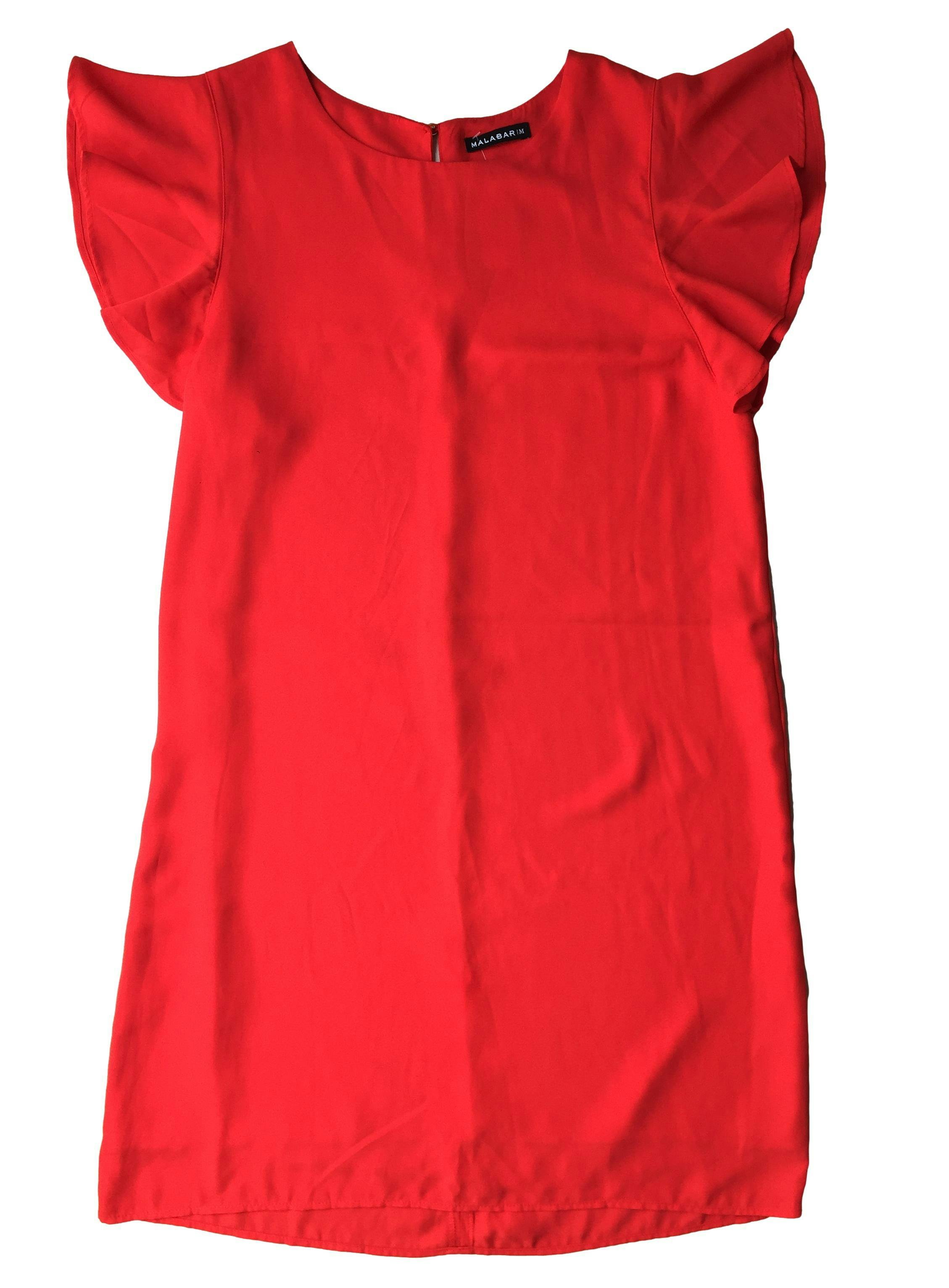 Vestido rojo modelo recto con mangas volantes. Busto 100cm, Largo 90cm.