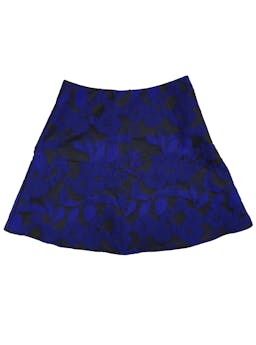 Falda mini de tela brillosa con bordado de flores azules, forro interior, cierre invisible posterior. Cintura 70 cm, Largo 45 cm.