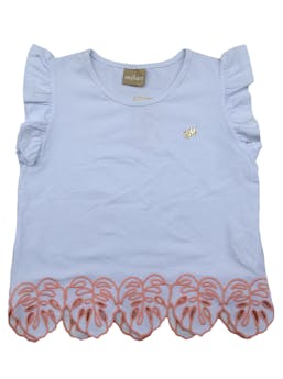 Polito blanco Milon 95% algodón con volantes en mangas y basta con diseño de hojas bordado en hilo rosado.