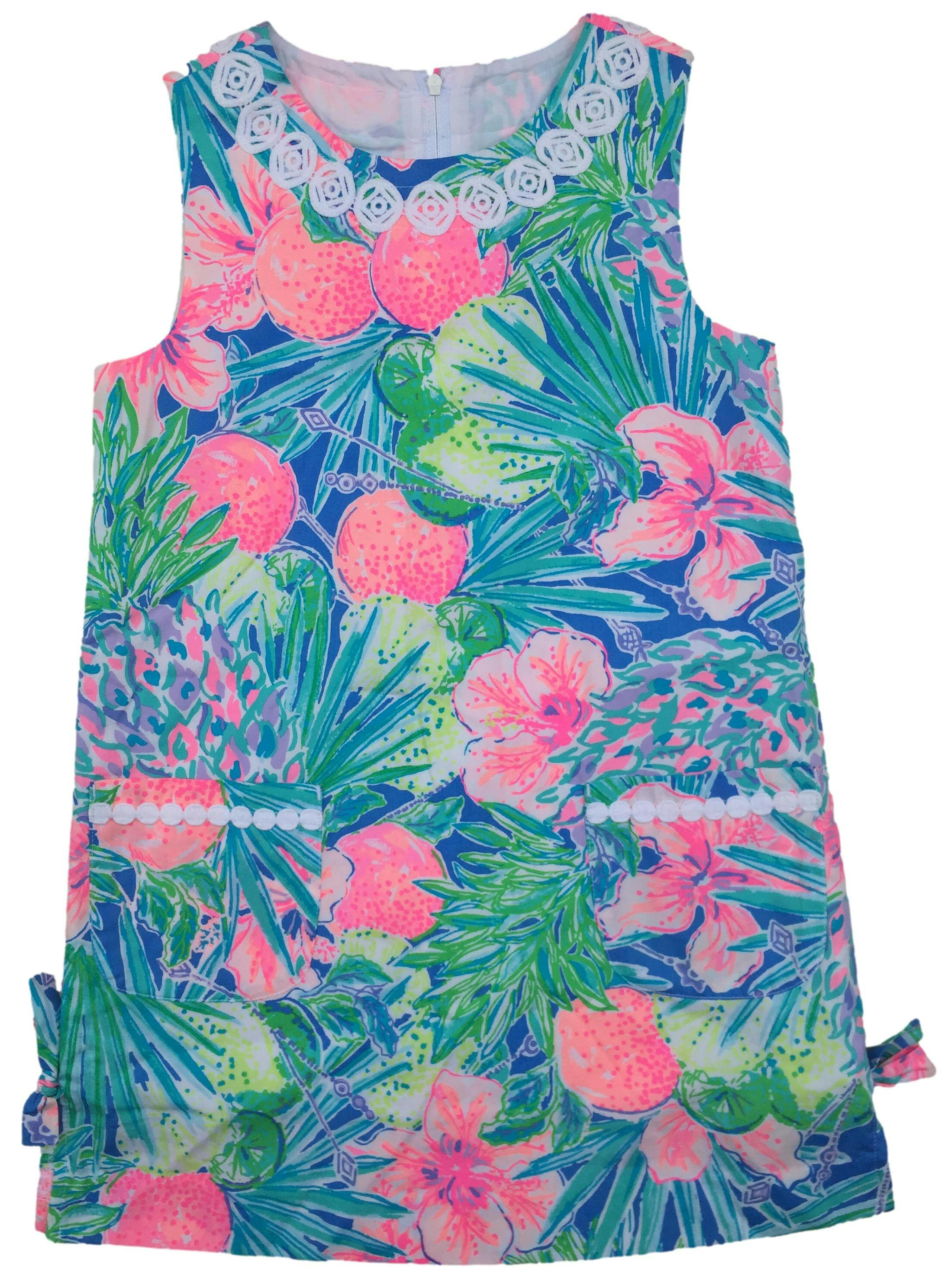 Vestido Lily Pulitzer con estampado tropical, bordado en cuello y bolsillos, cierre invisible posterior.