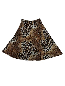 Falda animal print, tela elástica con tiras en el costado para amarrar. Cintura 75 cm, largo 76 cm.