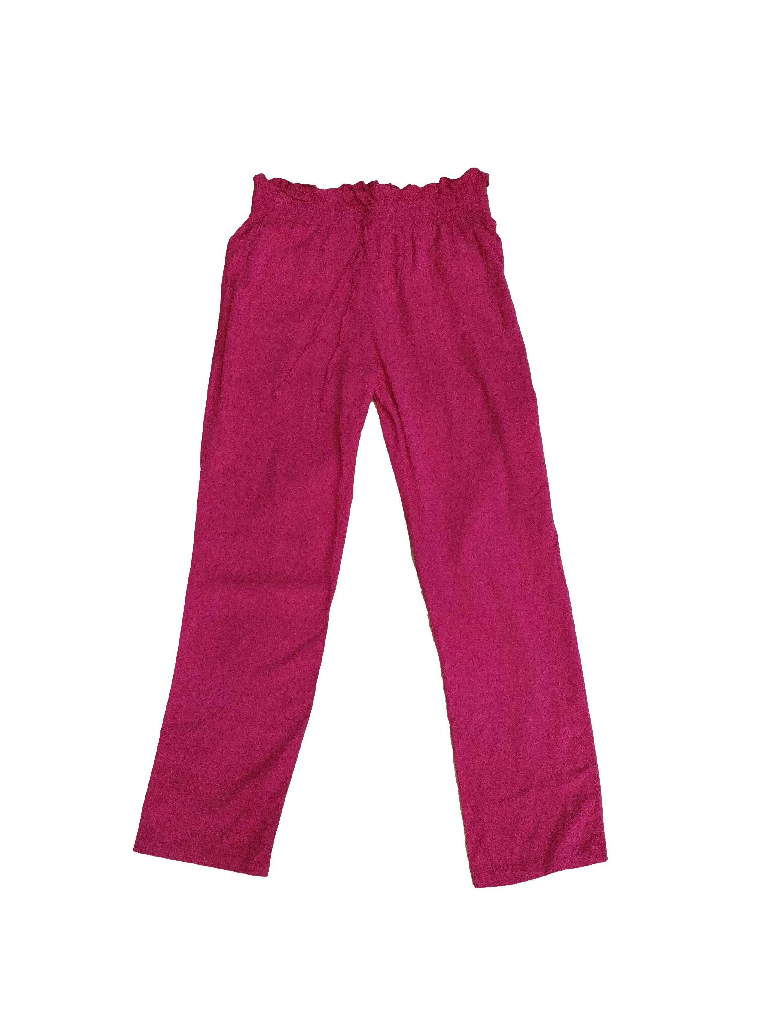Pantalón Settimana fucsia tipo chalis, pretina elástica y bolsillos laterales. Cintura 70 cm, Tiro 20 cm, Largo 96 cm